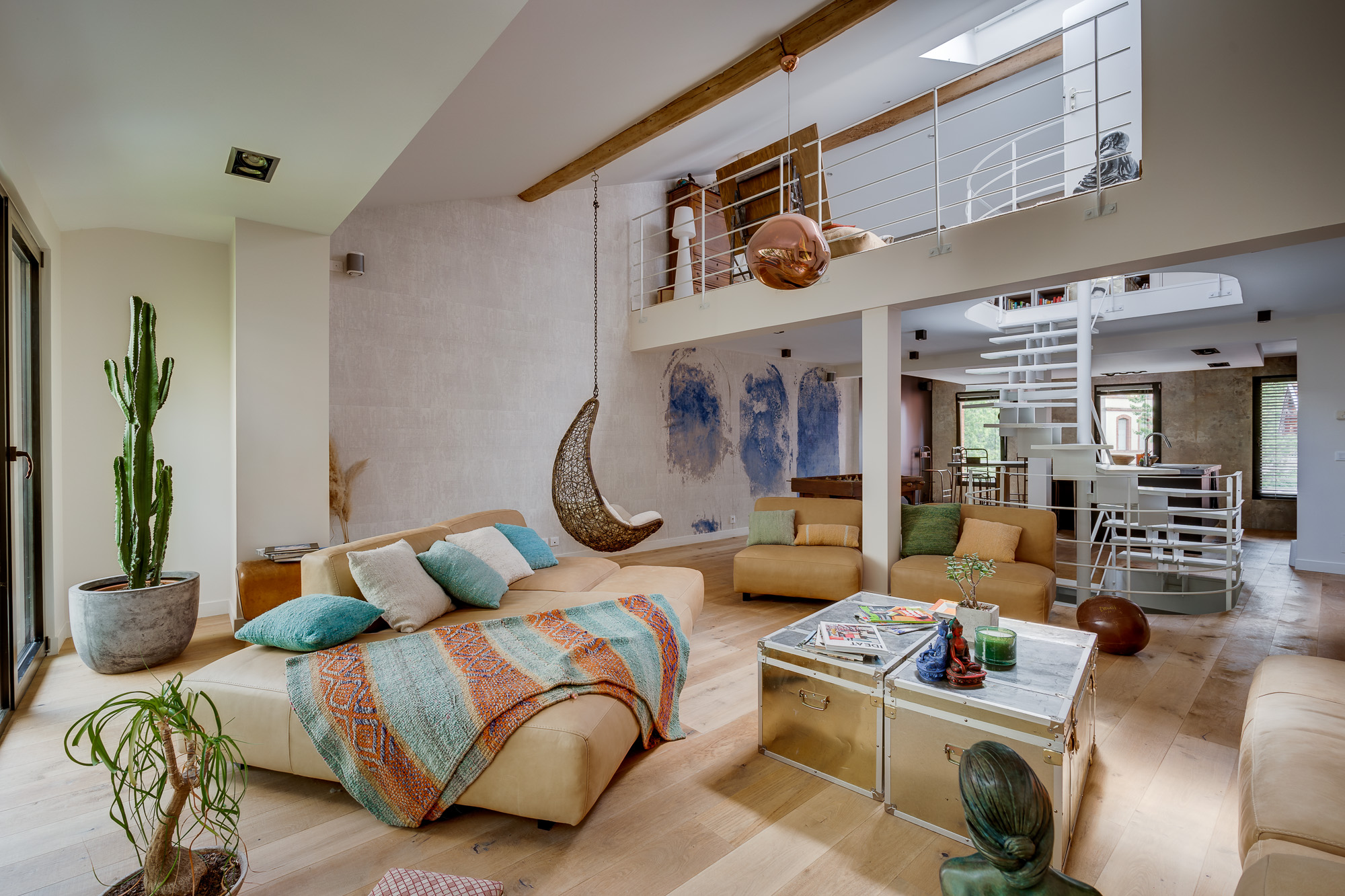 Appartement de luxe Toulouse Pikimo-3 Séjour avec mezzanine, double hauteur sous plafond et poutre apparente — appartement atypique de luxe Toulouse — photographe immobilier Pikimo