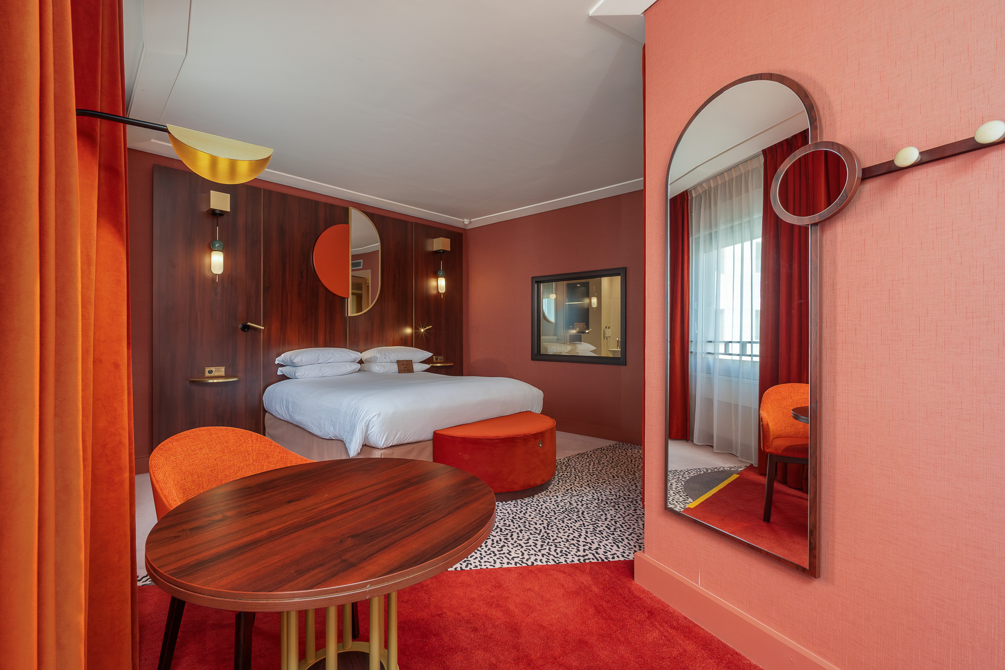 Chambre design rouge et bois miroirs art déco — MGallery Paris Nest La Défense