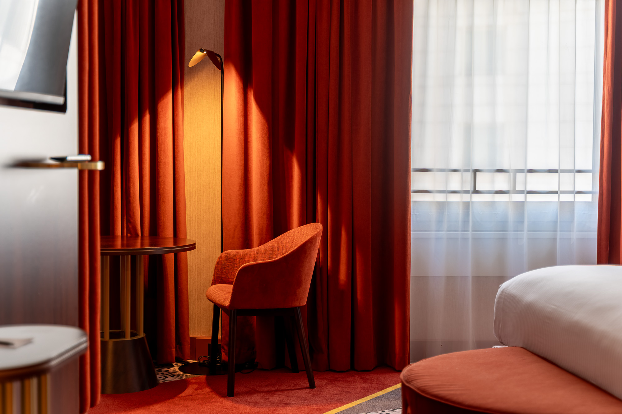 Détail fauteuil orange et rideaux velours — MGallery Paris Nest La Défense