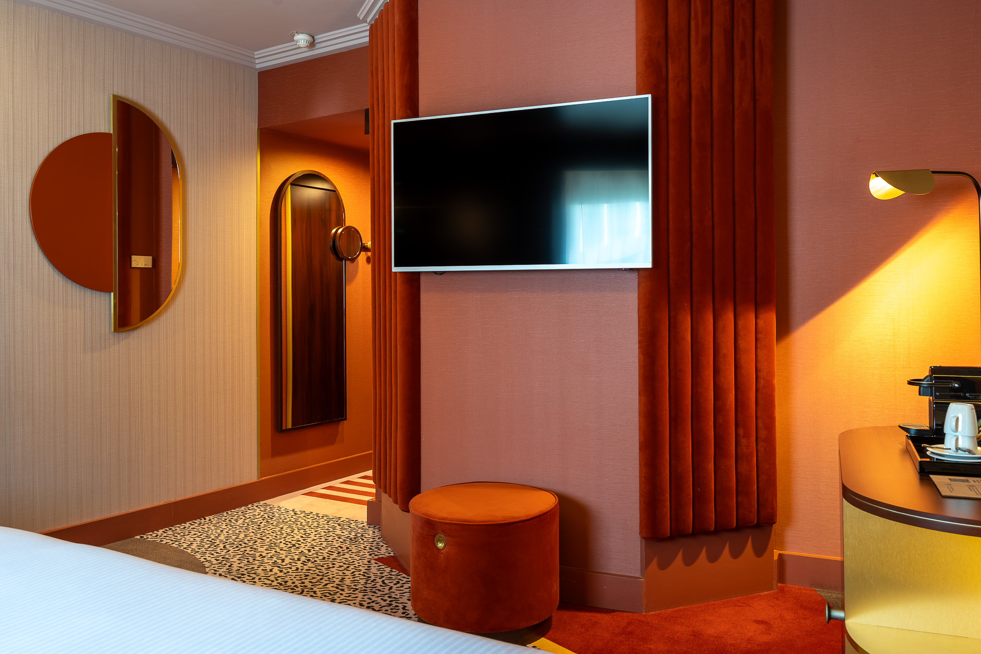Chambre télévision murale miroirs ronds design — MGallery Paris Nest La Défense