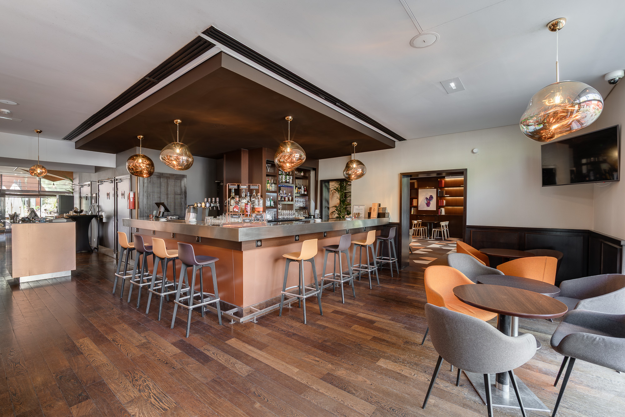 Bar lounge suspensions cuivrées et tabourets — DoubleTree by Hilton