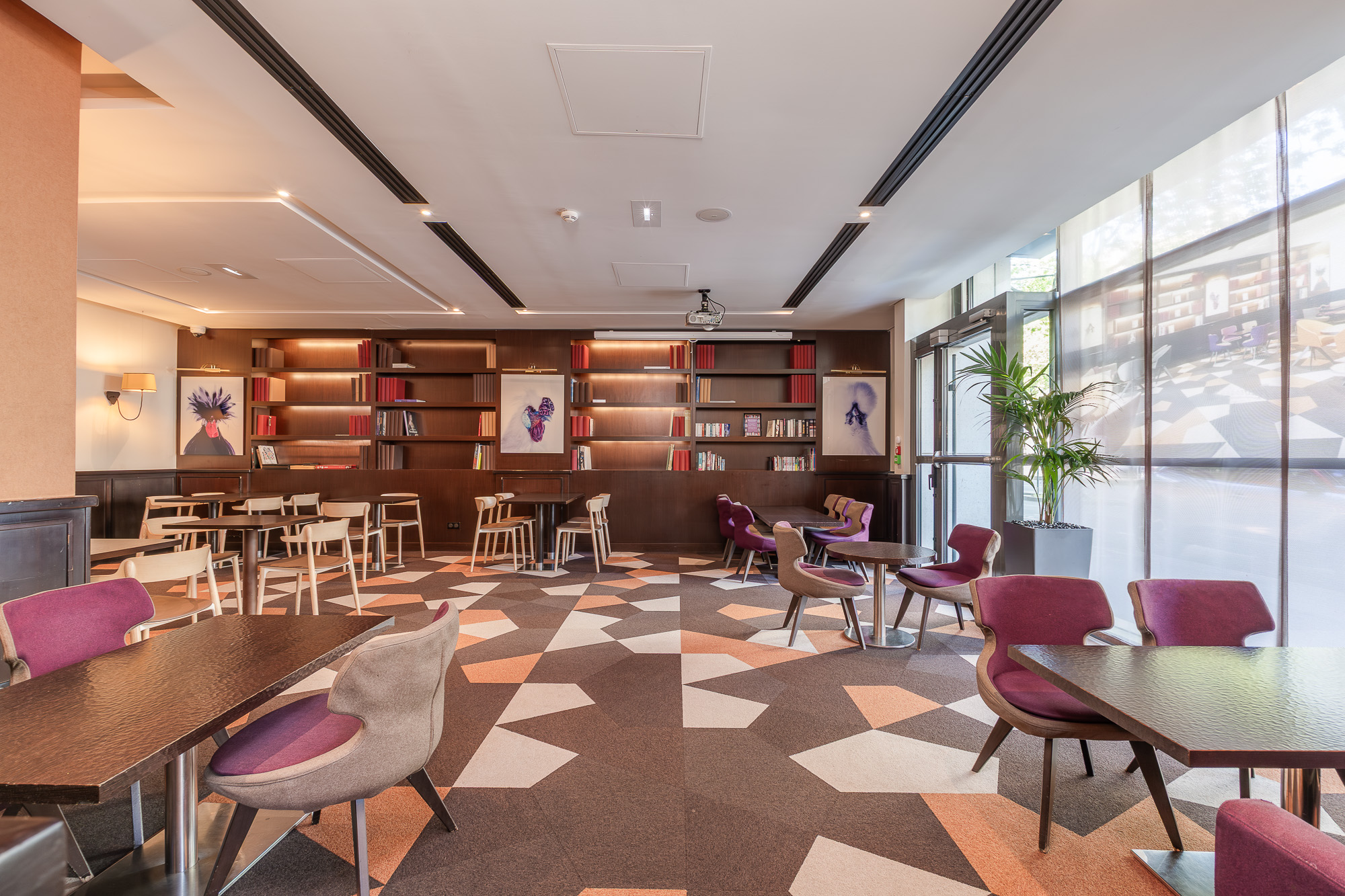 Espace bibliothèque bar fauteuils colorés — DoubleTree by Hilton