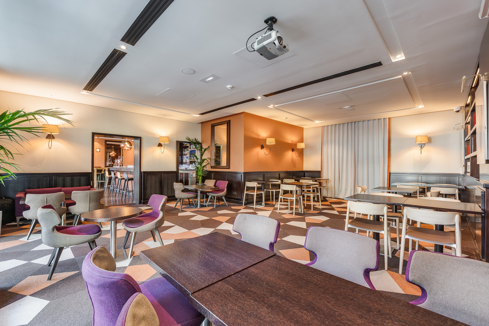 Salon bar tapis graphique et coin lecture — DoubleTree by Hilton