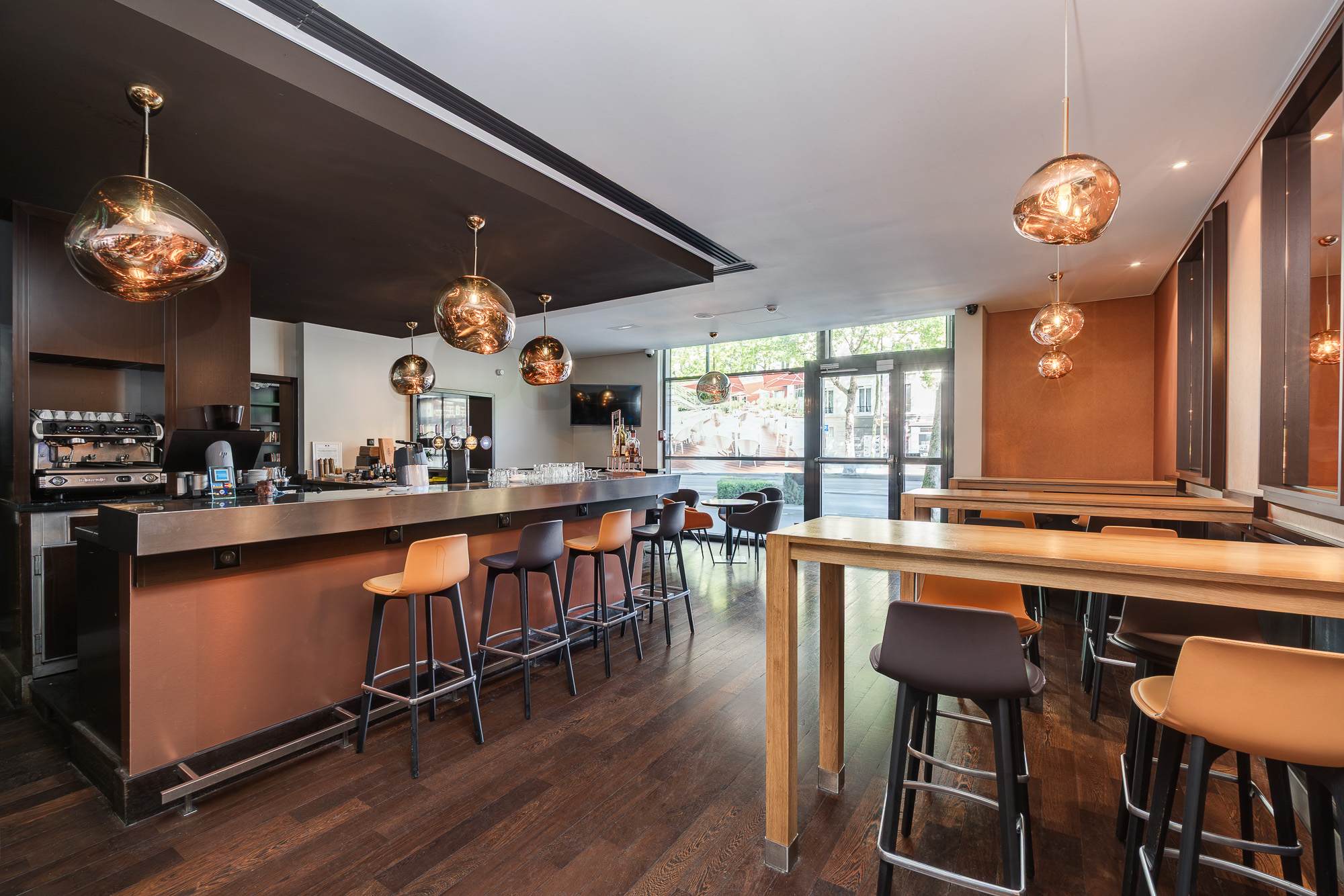 Comptoir bar suspensions cuivrées design — DoubleTree by Hilton