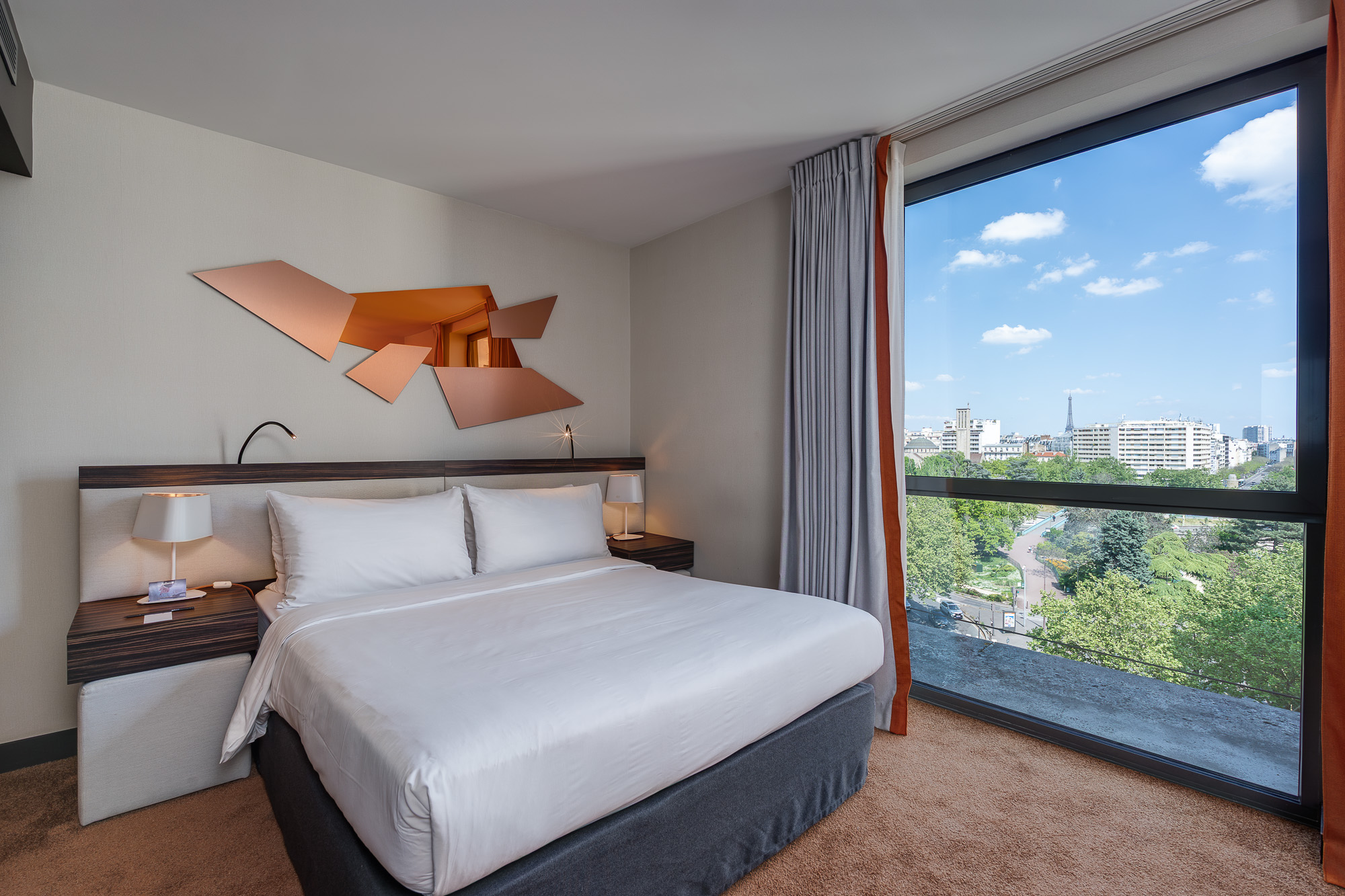 Chambre vue Tour Eiffel et art mural cuivré — DoubleTree by Hilton
