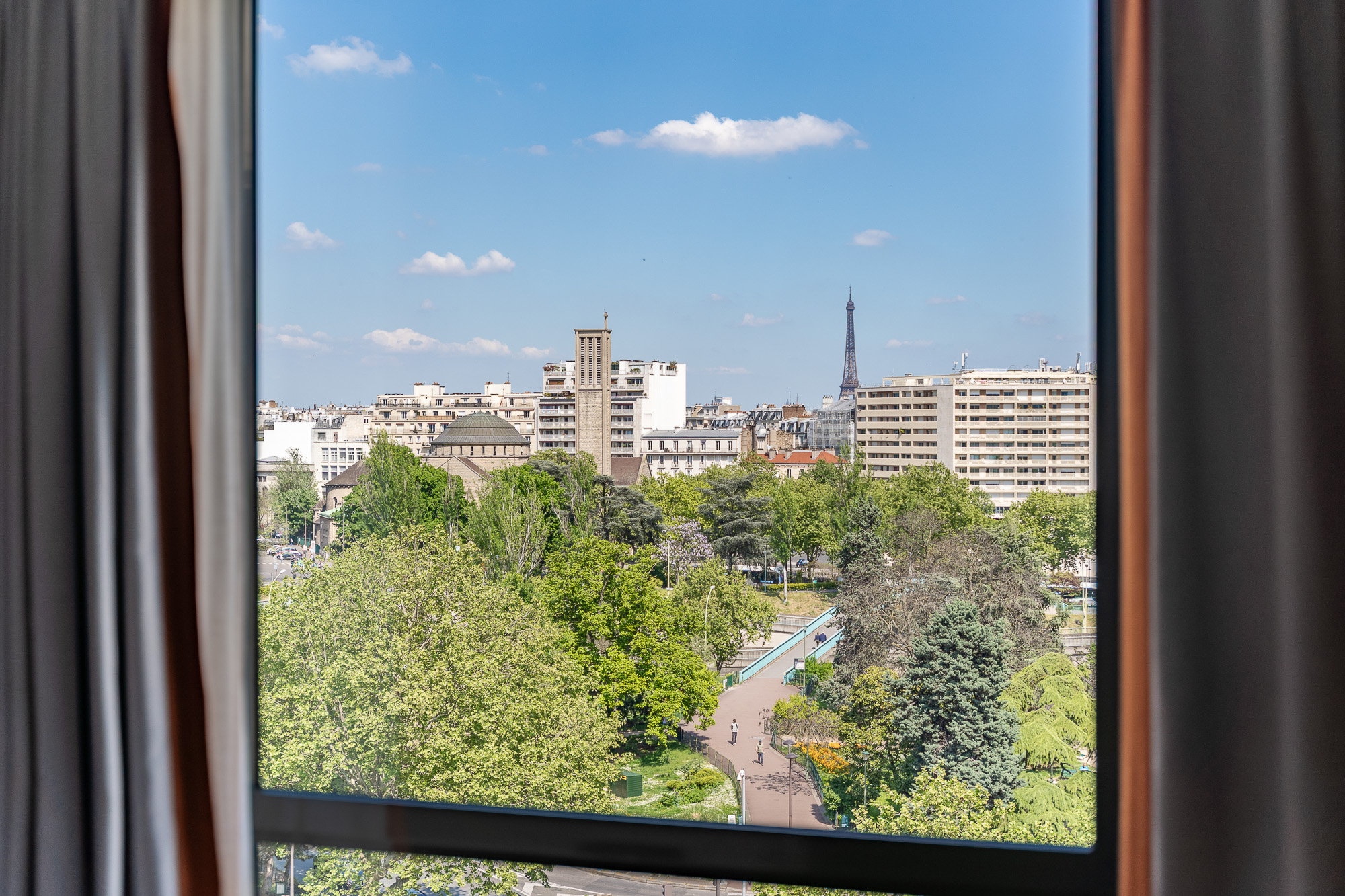 Vue panoramique Tour Eiffel depuis chambre d'hôtel — DoubleTree by Hilton