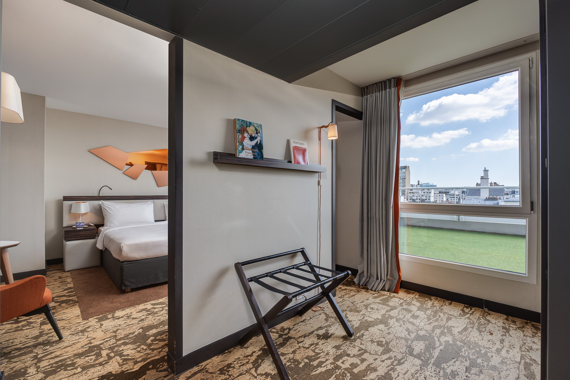 Suite avec terrasse gazon et porte-bagage — DoubleTree by Hilton