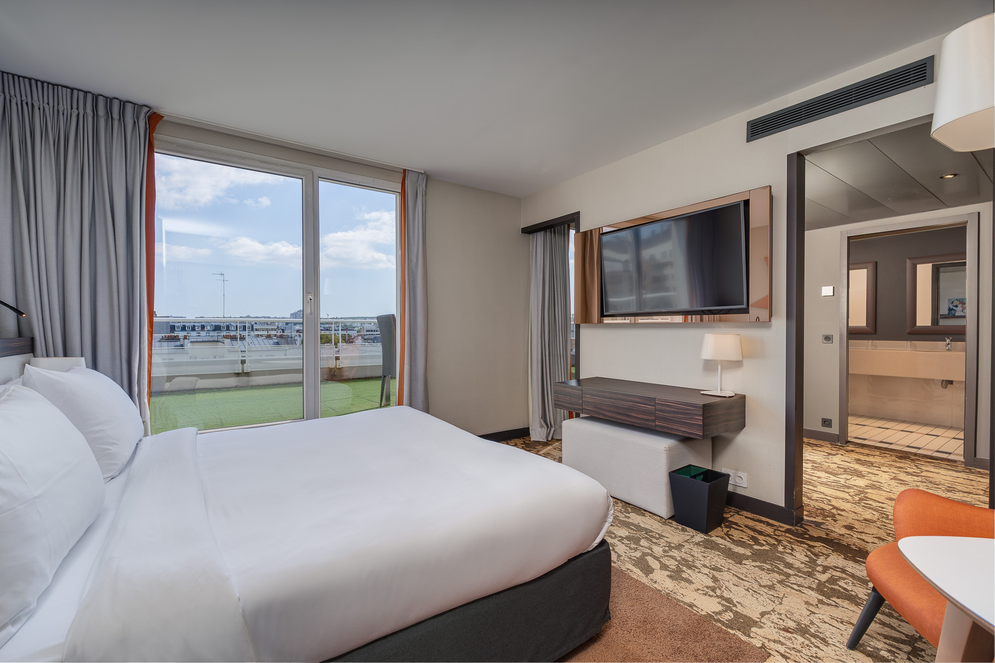 Chambre lit vue terrasse rooftop — DoubleTree by Hilton