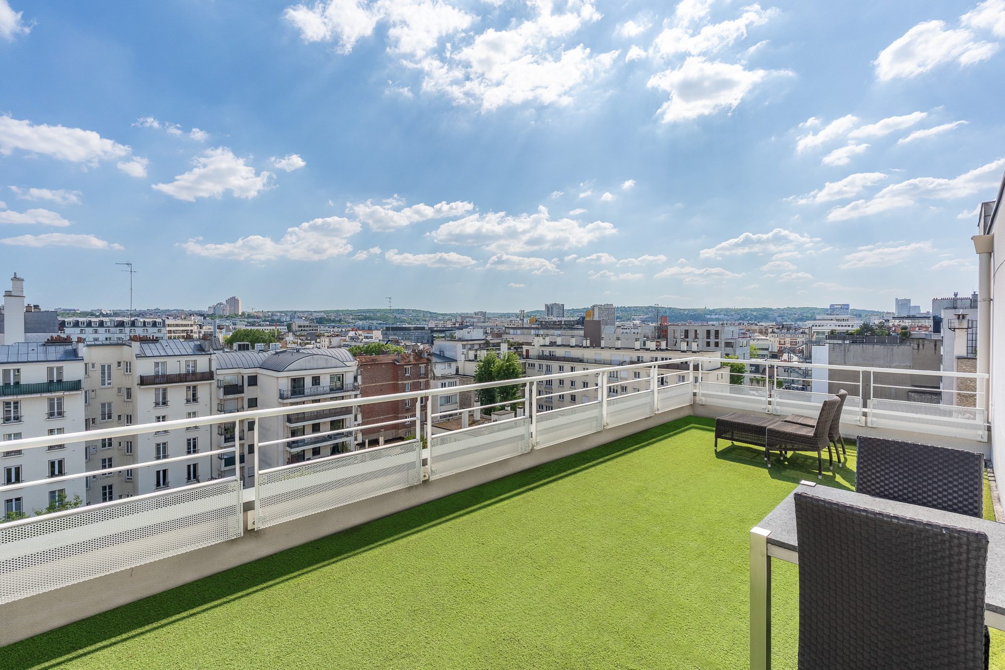 Terrasse rooftop gazon synthétique vue panoramique Paris — DoubleTree by Hilton