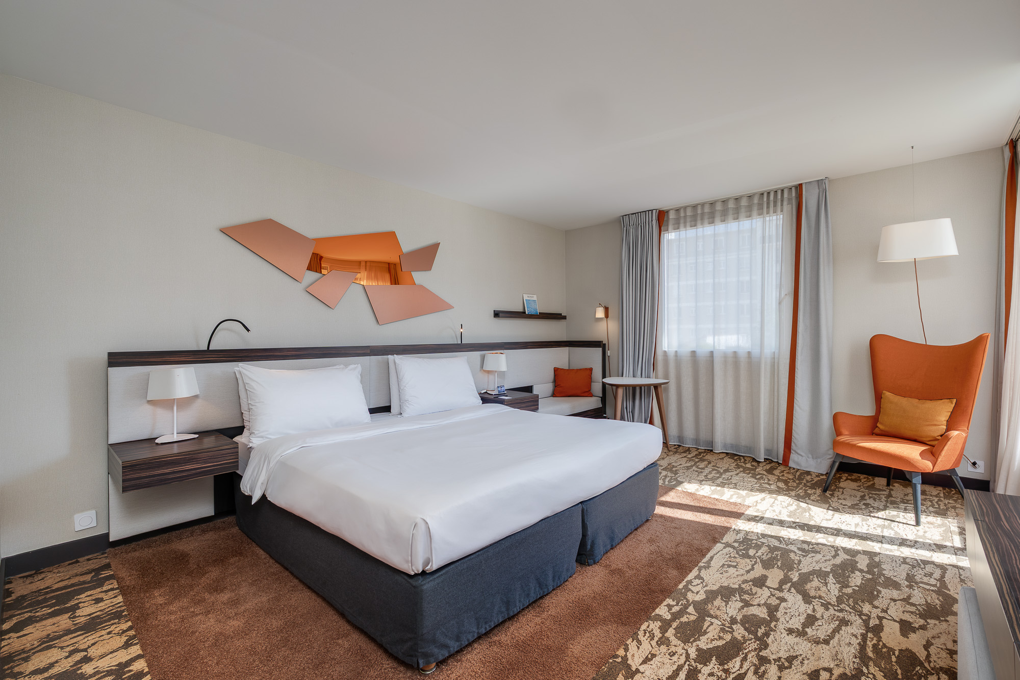 Chambre fauteuil orange et art mural design — DoubleTree by Hilton