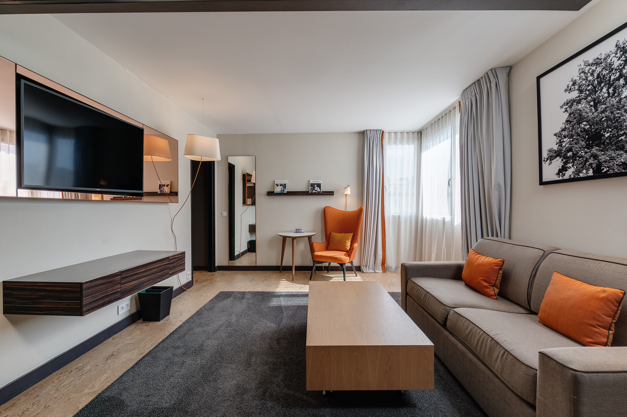 Salon suite télévision et canapé — DoubleTree by Hilton
