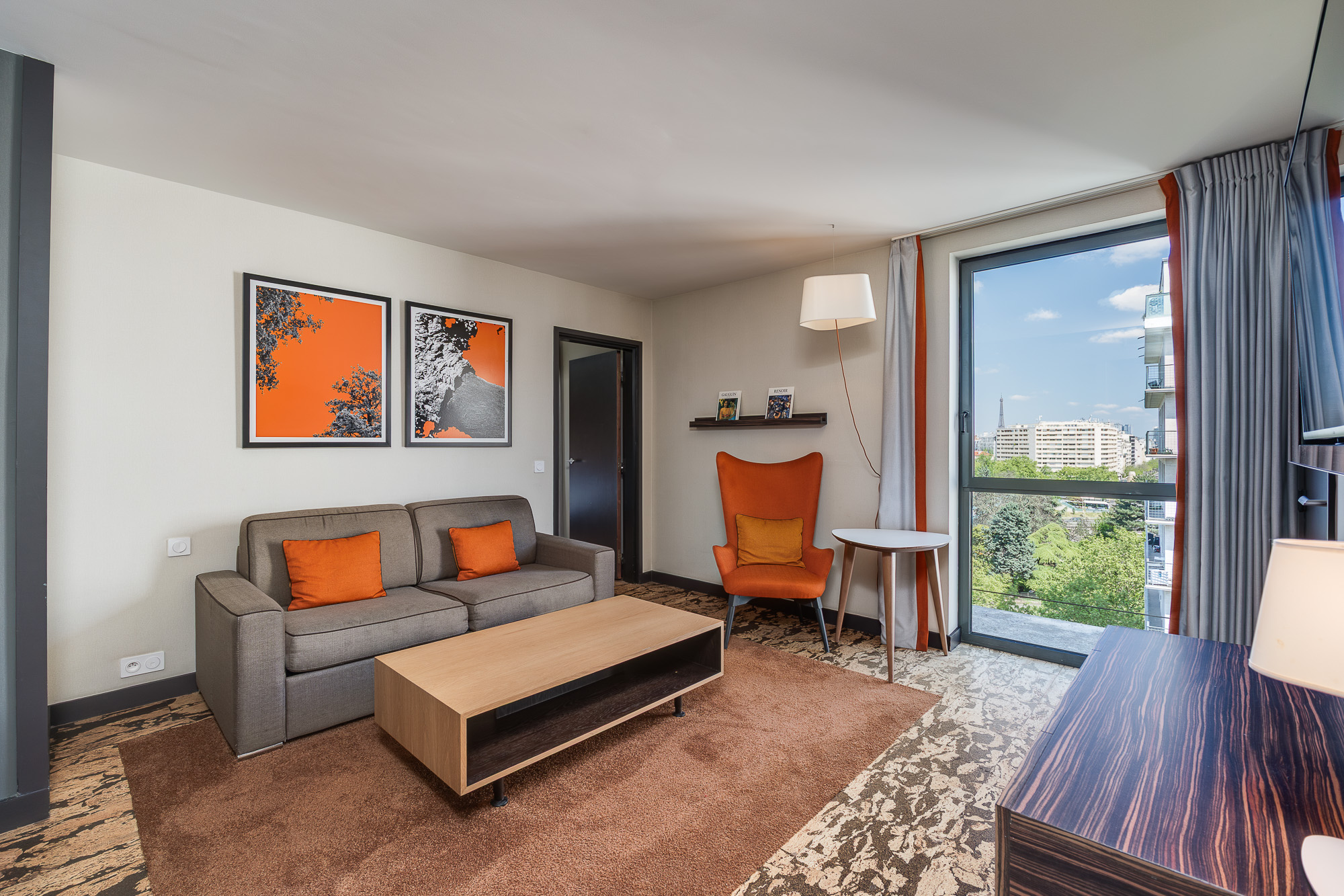 Salon suite vue Tour Eiffel et décoration orange — DoubleTree by Hilton