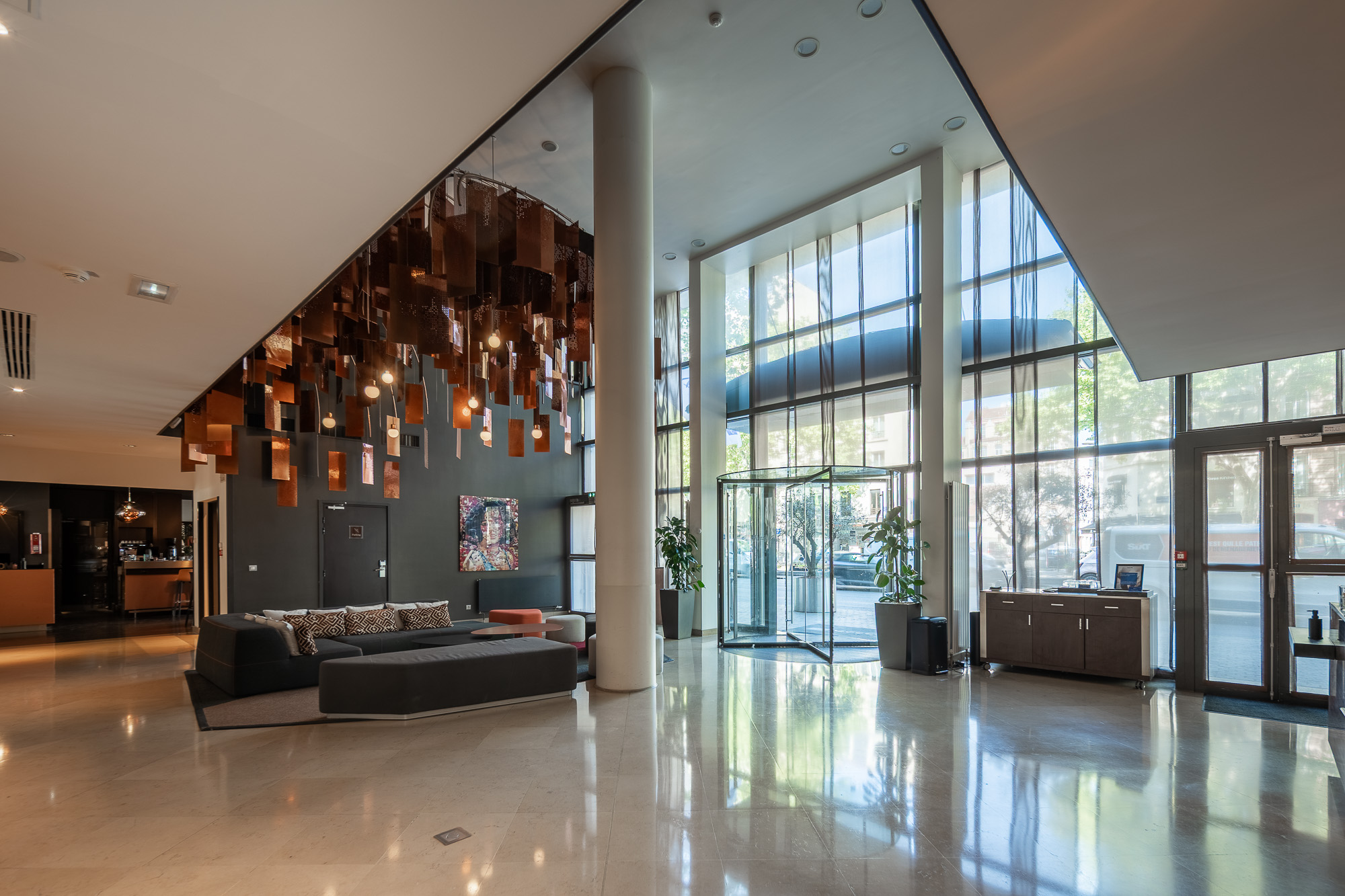 Hall réception installation lumineuse cuivrée — DoubleTree by Hilton