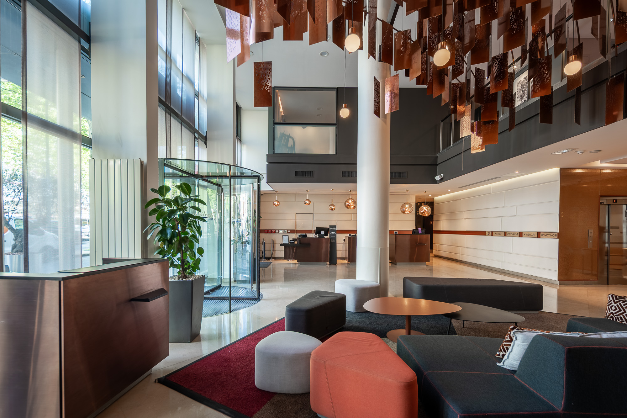 Réception hôtel banque d'accueil et hall design — DoubleTree by Hilton