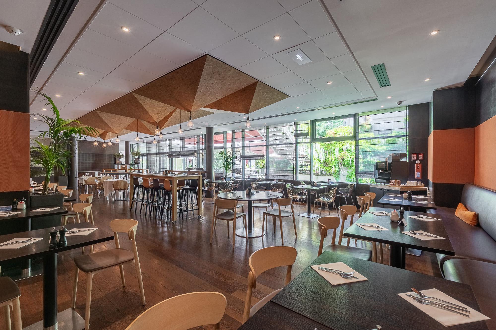 Salle restaurant tables dressées et terrasse — DoubleTree by Hilton