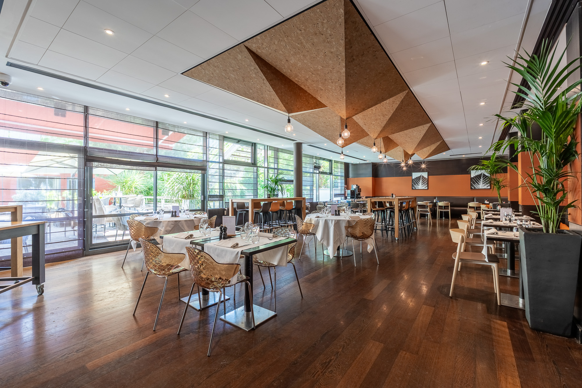 Salle restaurant plafond triangulaire et végétation — DoubleTree by Hilton