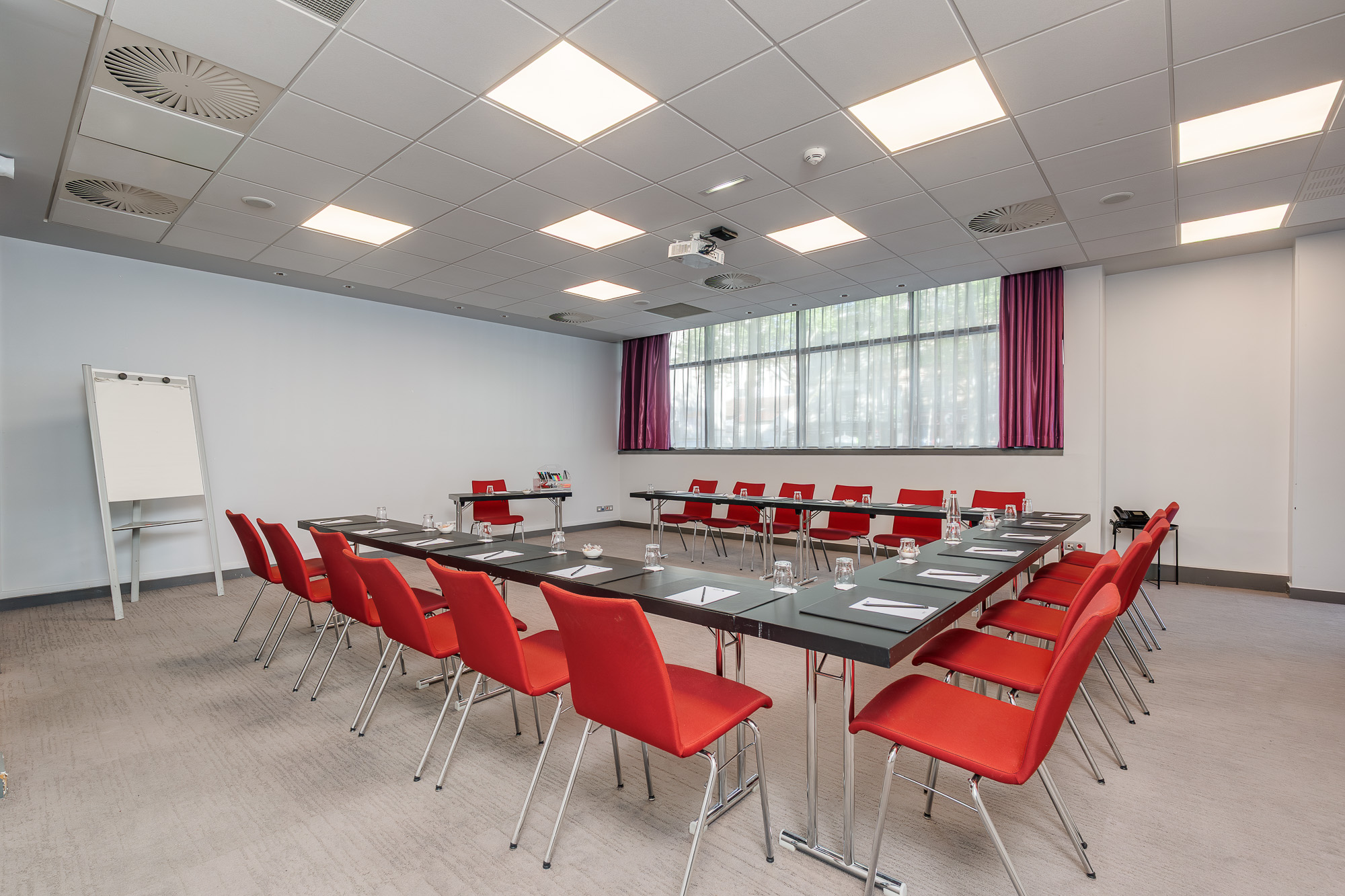 Salle de séminaire configuration en U chaises rouges — DoubleTree by Hilton Paris Boulogne