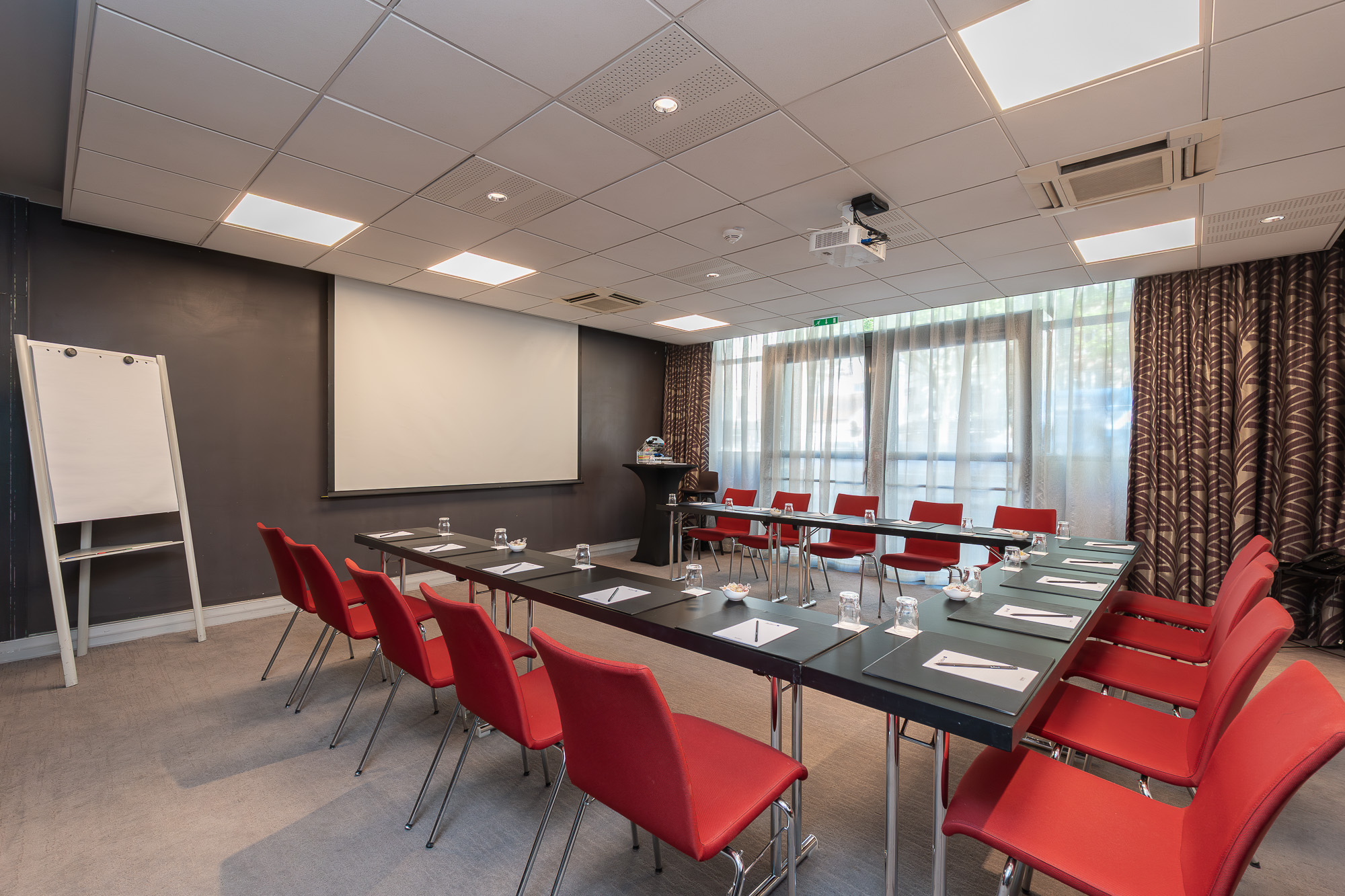 Salle de réunion écran de projection et rideaux — DoubleTree by Hilton Boulogne
