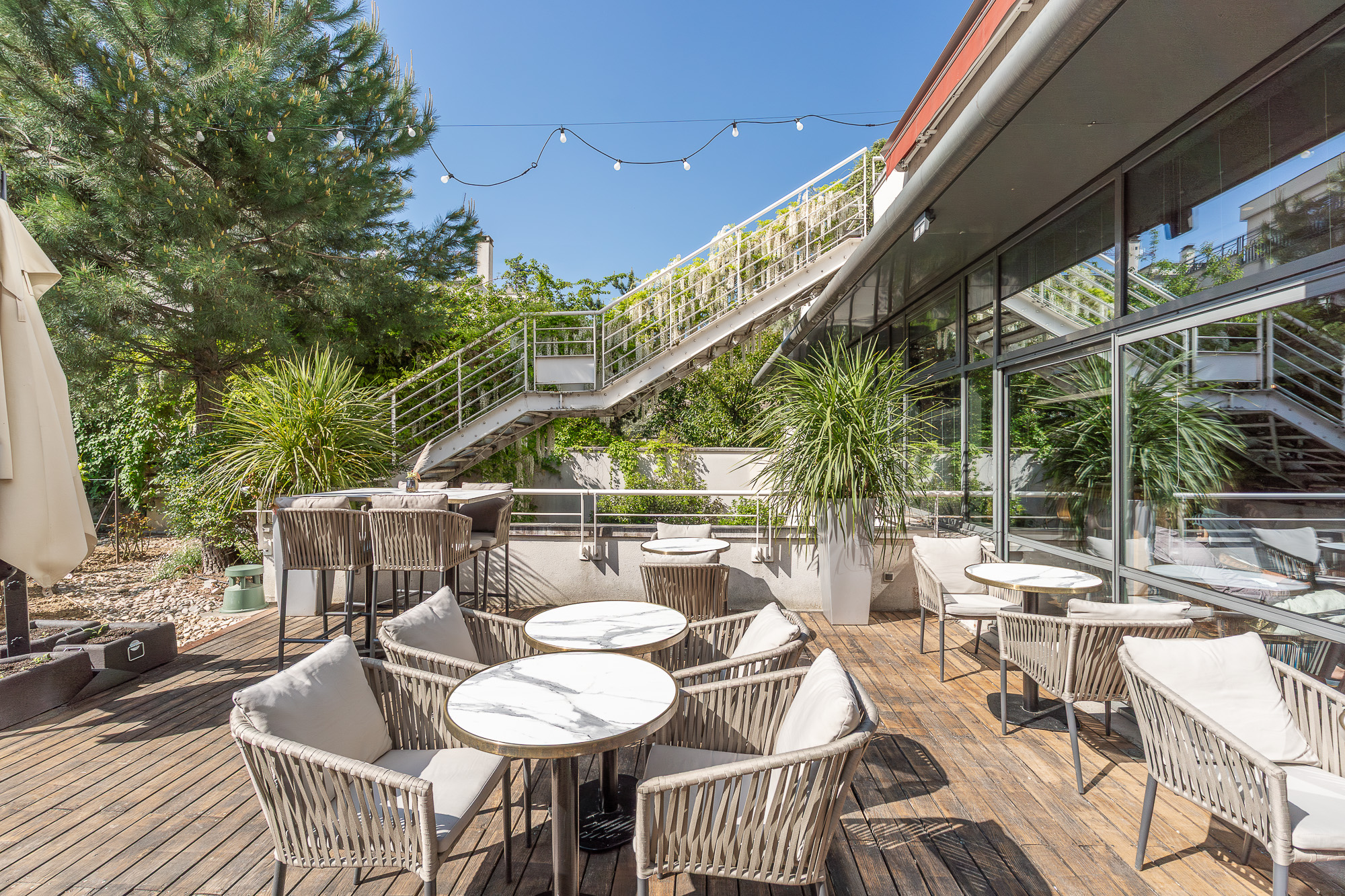 Terrasse restaurant bois et mobilier extérieur — DoubleTree by Hilton Paris Boulogne
