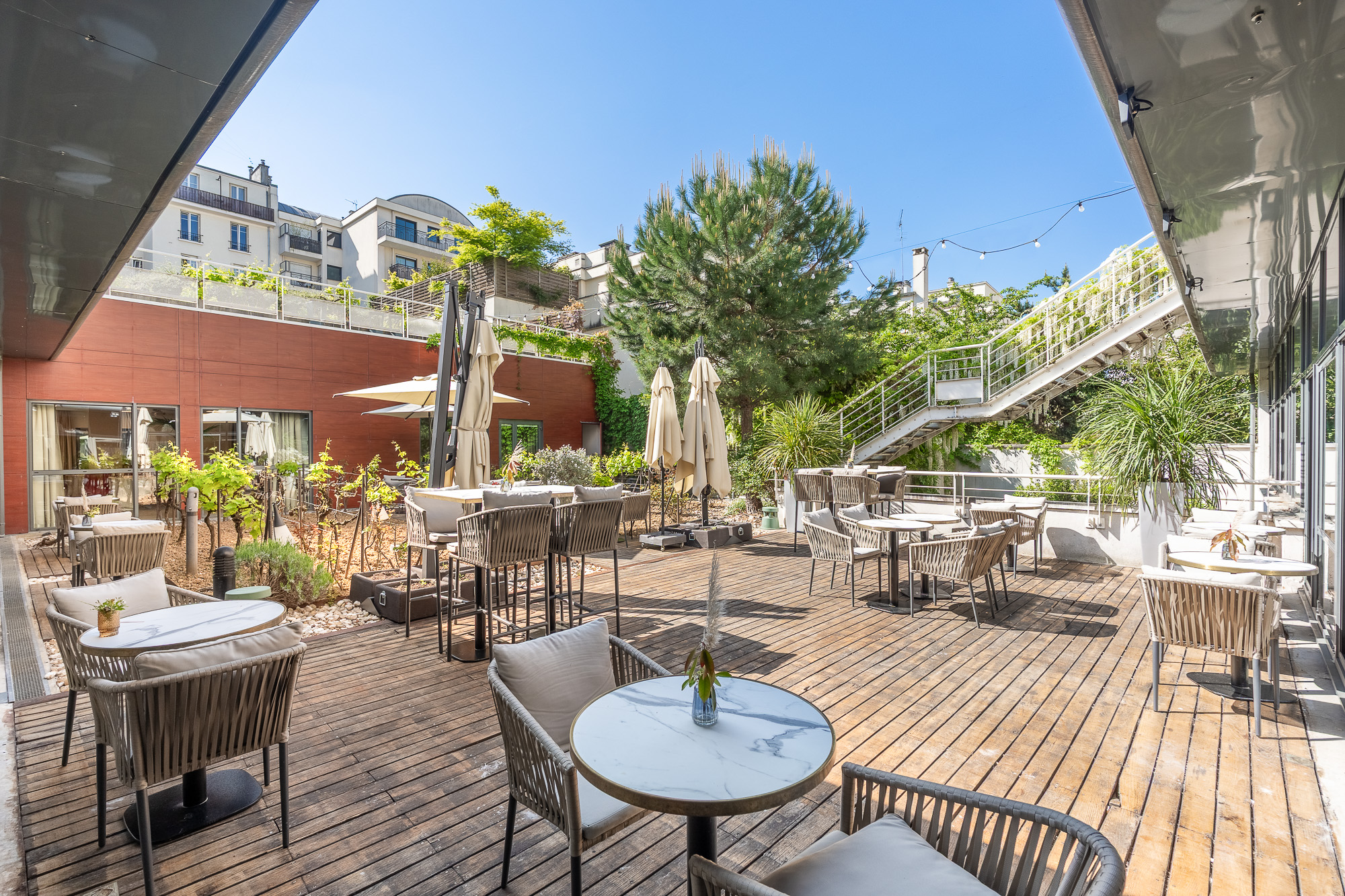 Terrasse restaurant jardin et escalier végétalisé — DoubleTree by Hilton Paris Boulogne