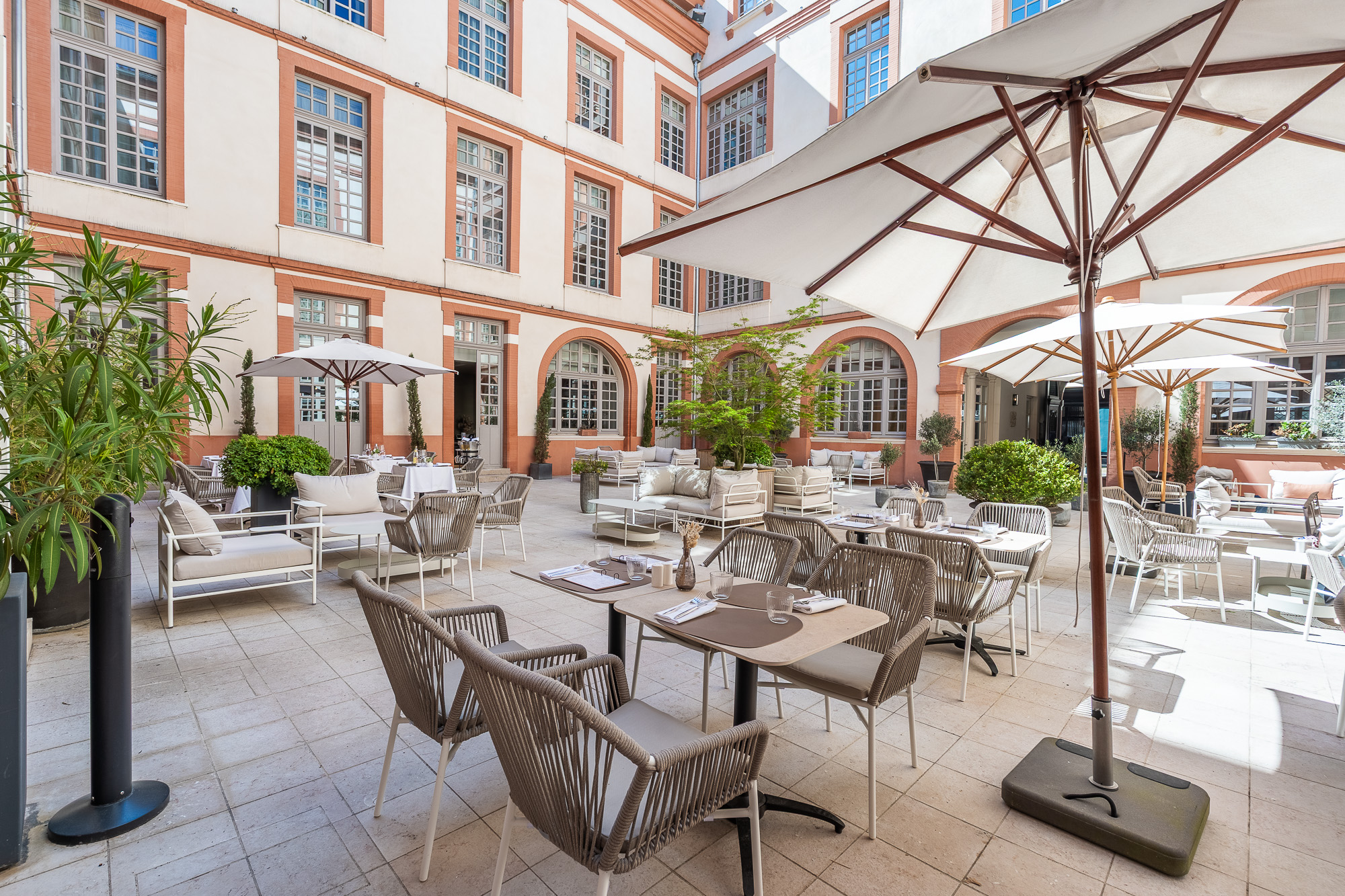 Terrasse extérieure façade toulousaine en briques — La Cour des Consuls Hotel & Spa