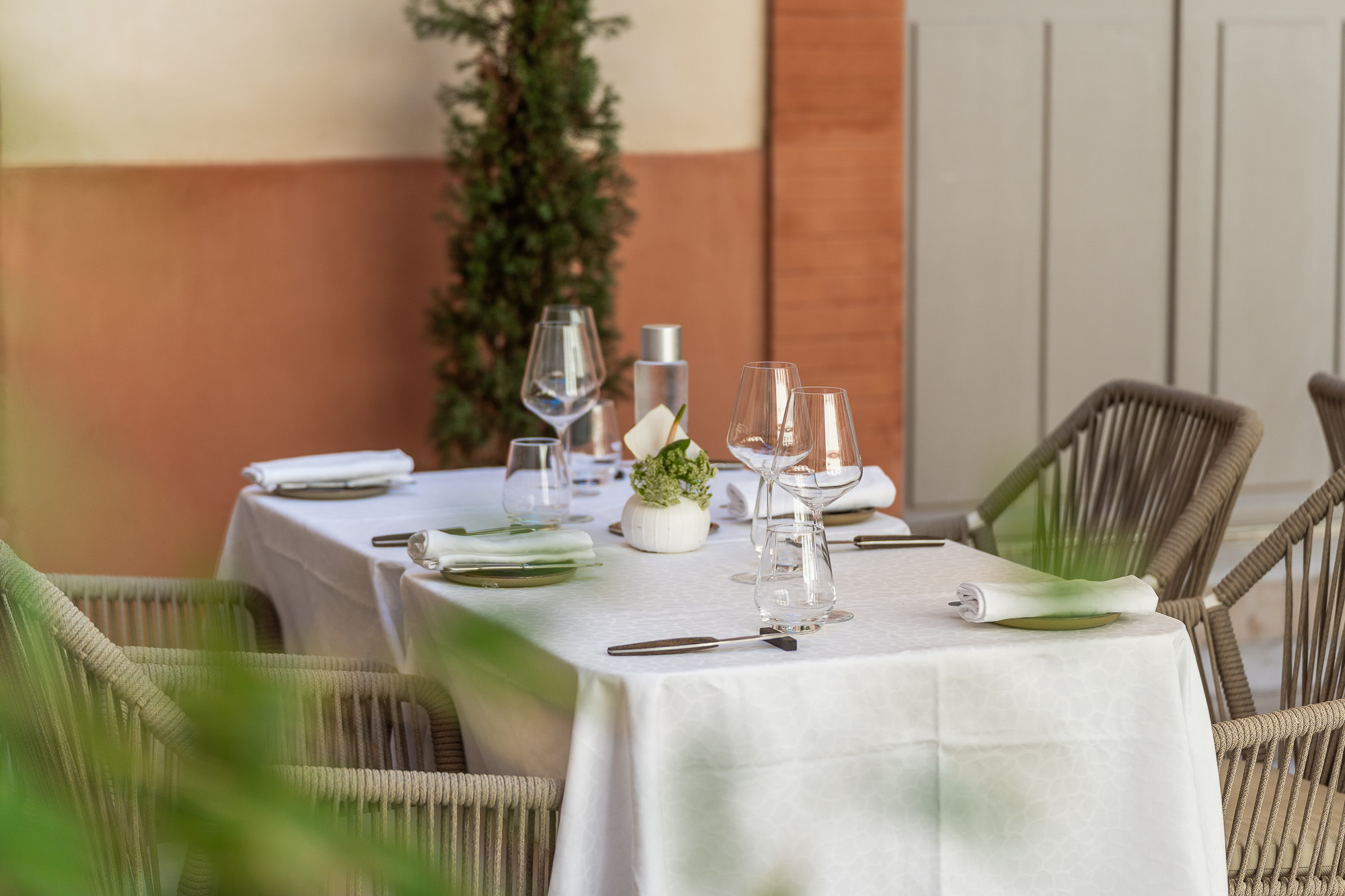 Table dressée terrasse restaurant — La Cour des Consuls Hotel & Spa Toulouse