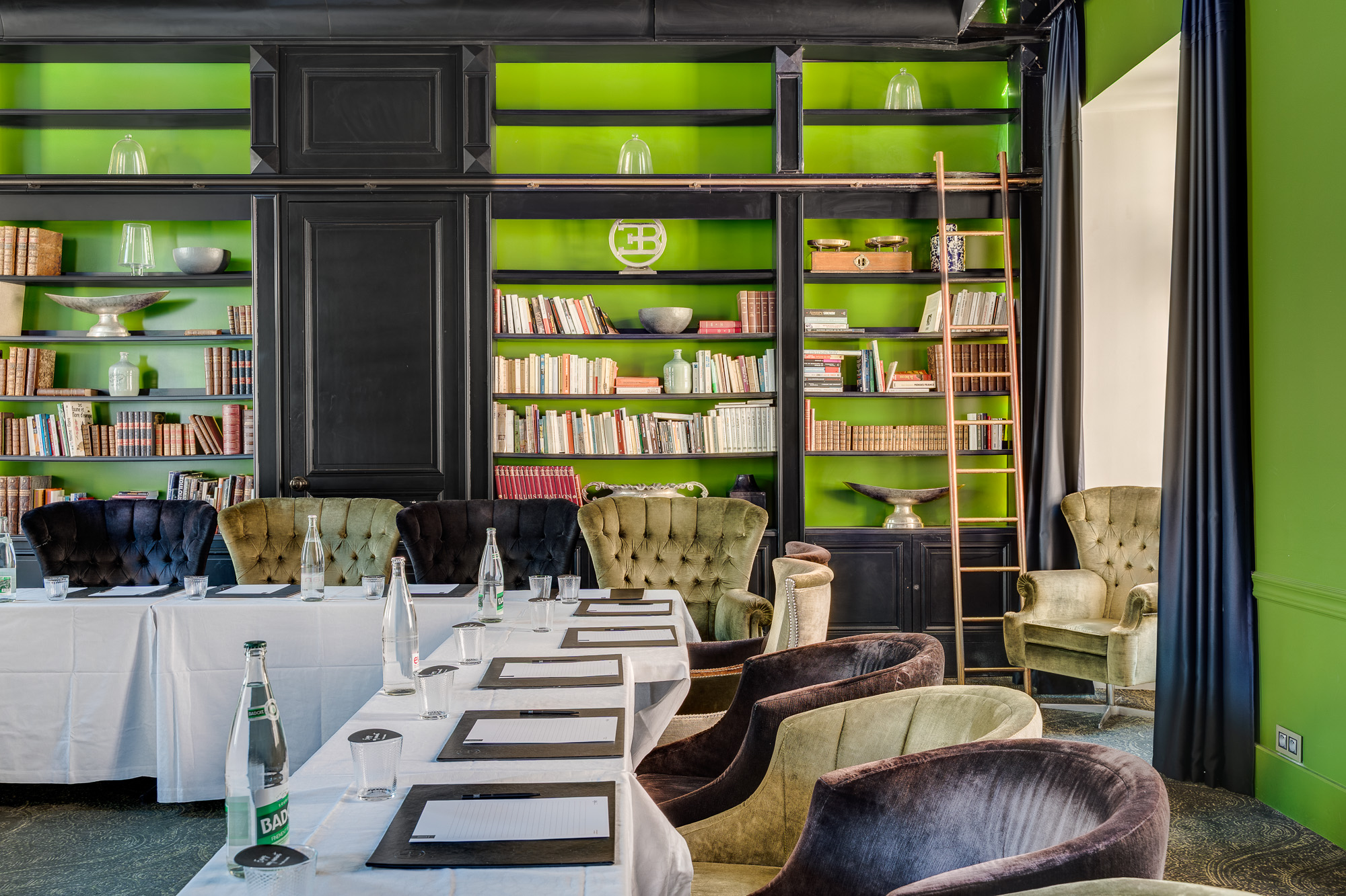 Bibliothèque et fauteuils velours salle de séminaire — La Cour des Consuls Toulouse