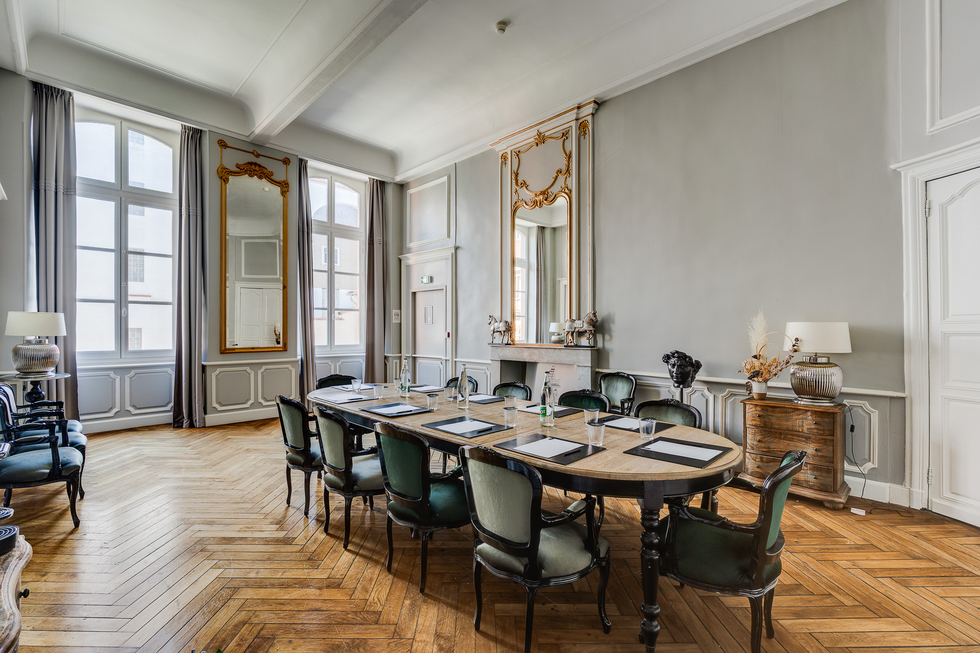 Salon de réunion classique parquet et moulures dorées — La Cour des Consuls Toulouse