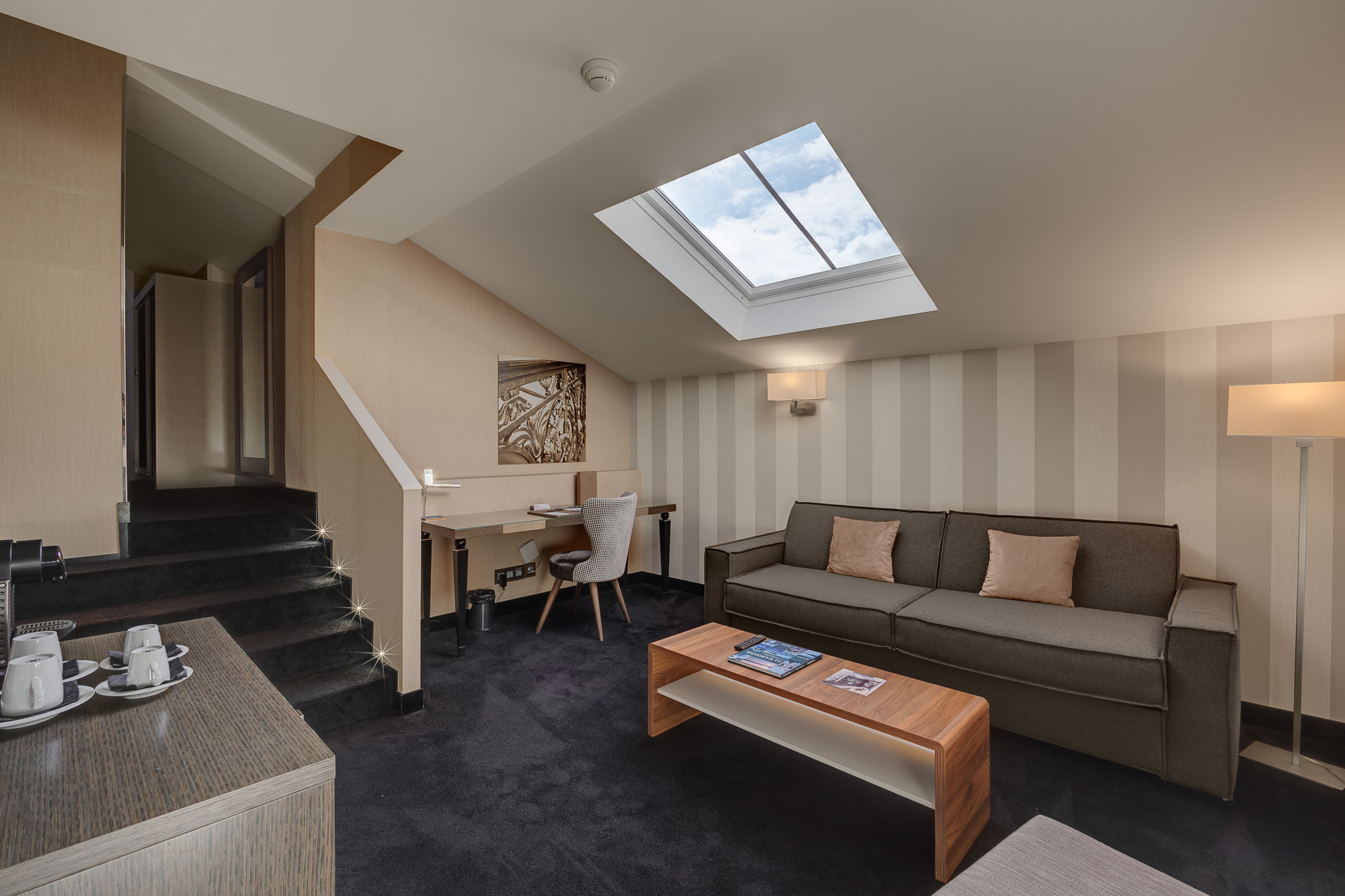 Suite duplex avec verrière et coin salon — La Cour des Consuls Hotel & Spa Toulouse