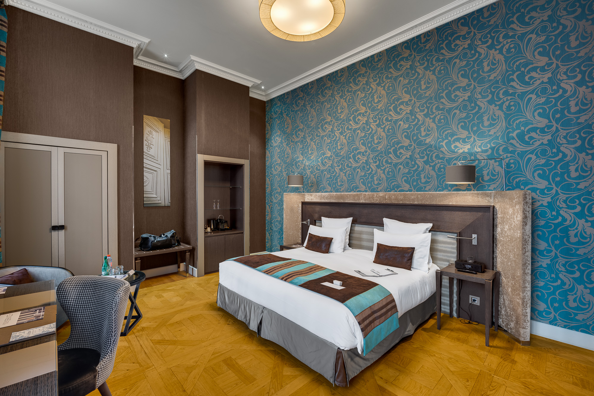 Chambre luxe papier peint bleu paon et parquet — La Cour des Consuls Toulouse