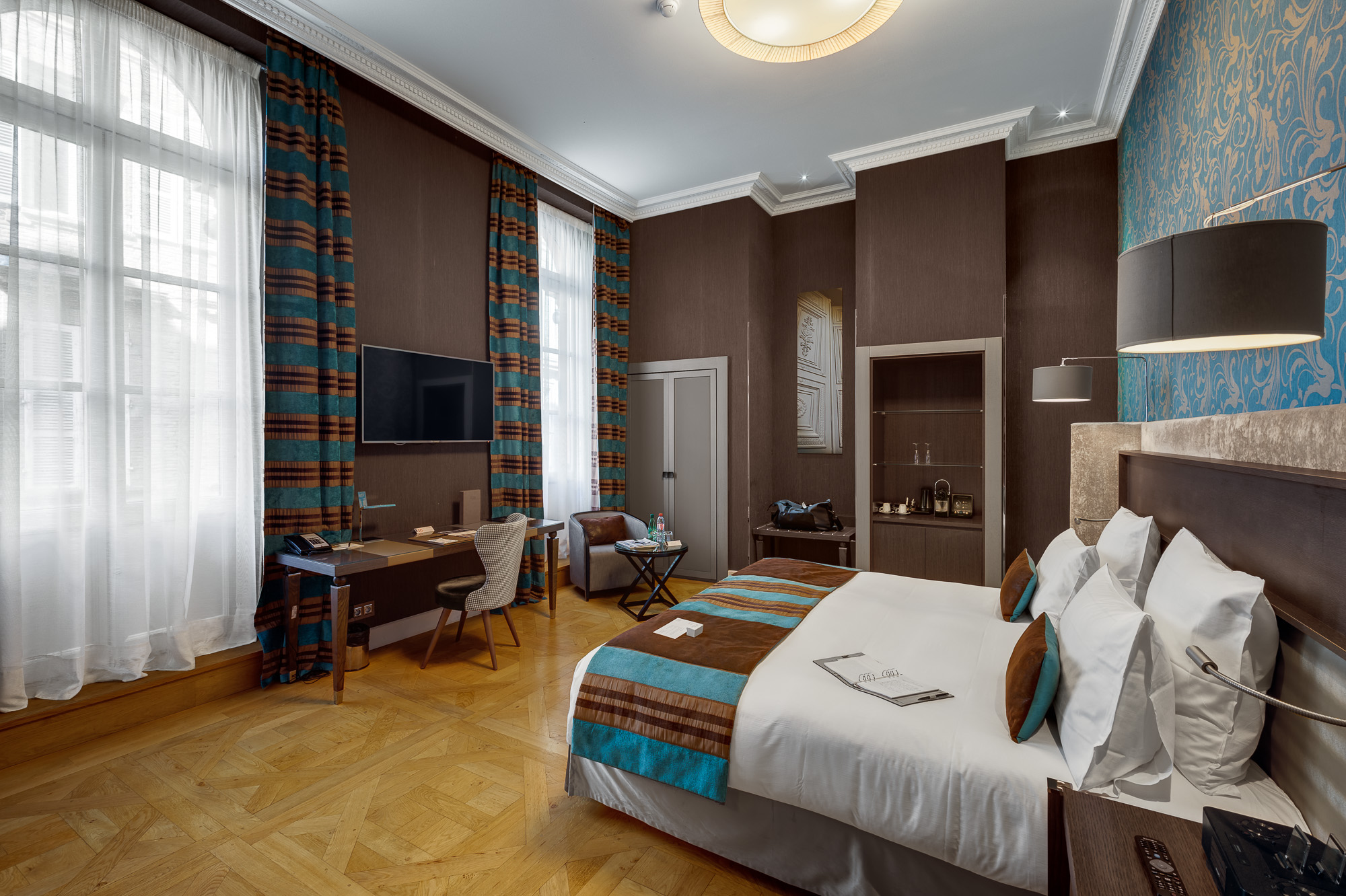 Chambre spacieuse rideaux motif ethnique — La Cour des Consuls Hotel & Spa Toulouse