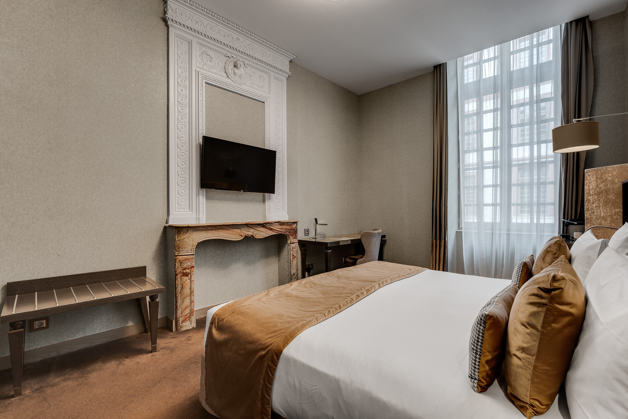 Chambre hôtel 5 étoiles avec cheminée d'époque et bureau — La Cour des Consuls Toulouse