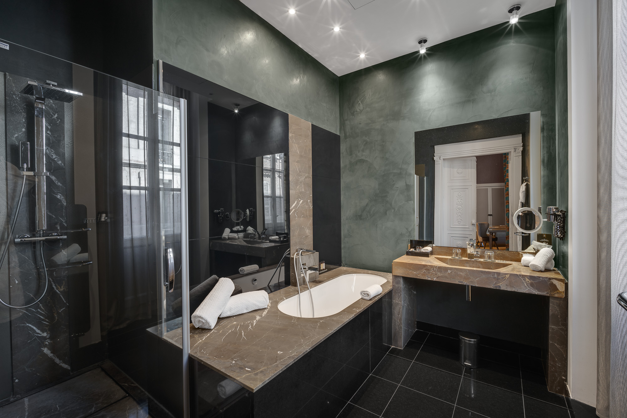 Salle de bain marbre baignoire et douche à l'italienne — La Cour des Consuls Hotel & Spa