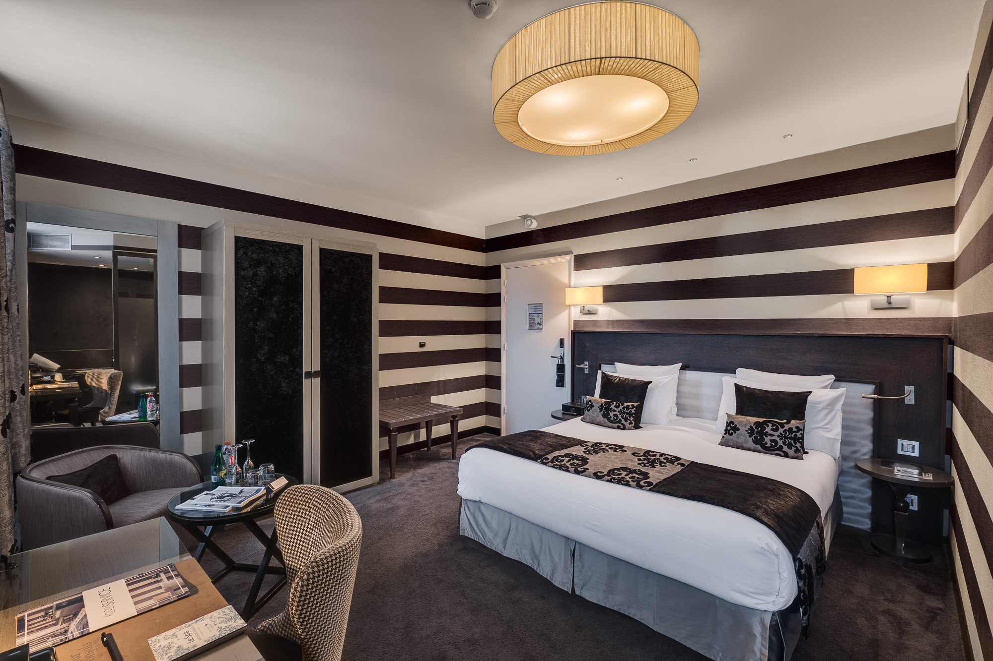Chambre design rayures noir et blanc — La Cour des Consuls Hotel & Spa Toulouse