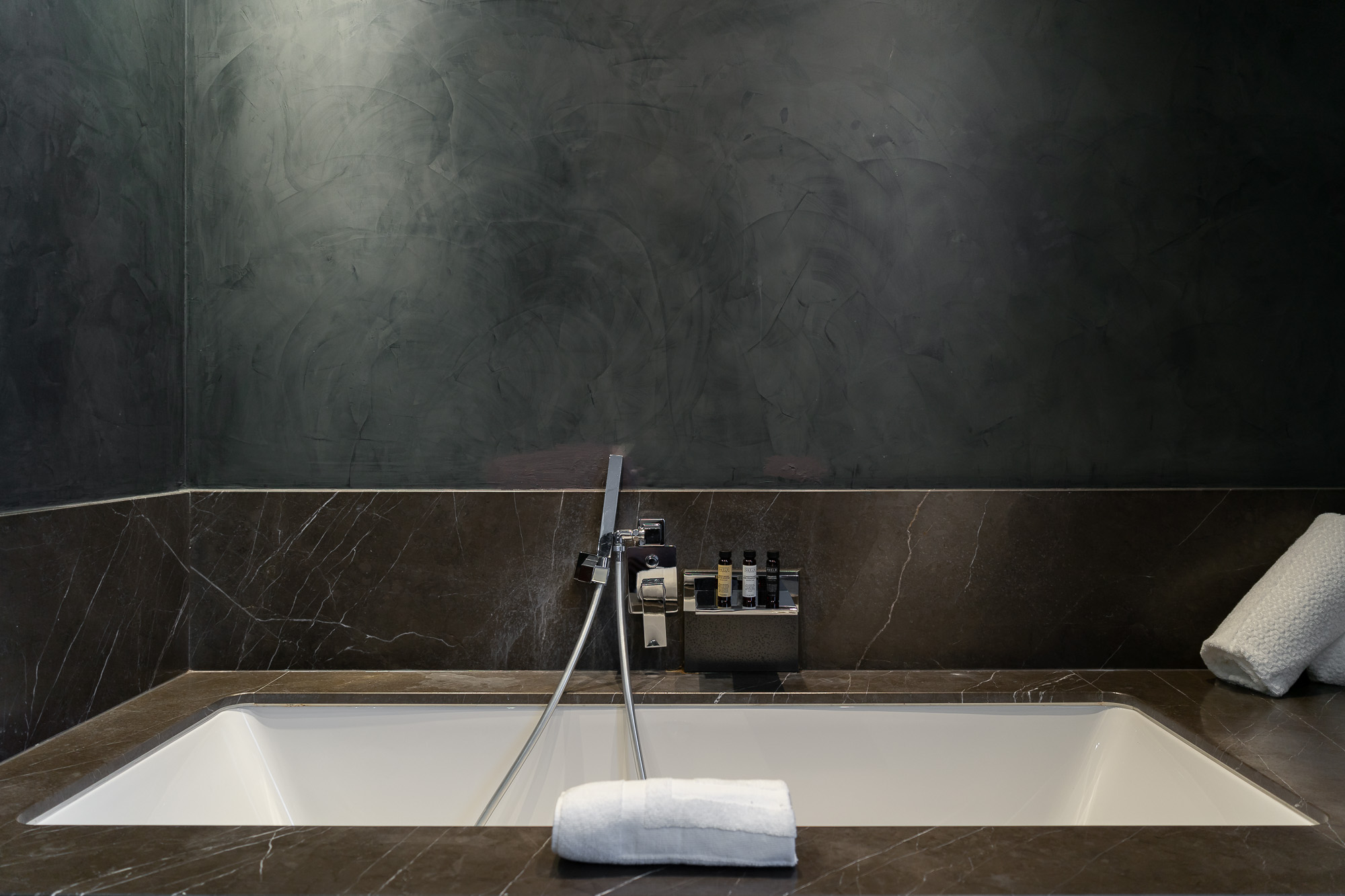 Détail baignoire en marbre et robinetterie chromée — salle de bain La Cour des Consuls Toulouse