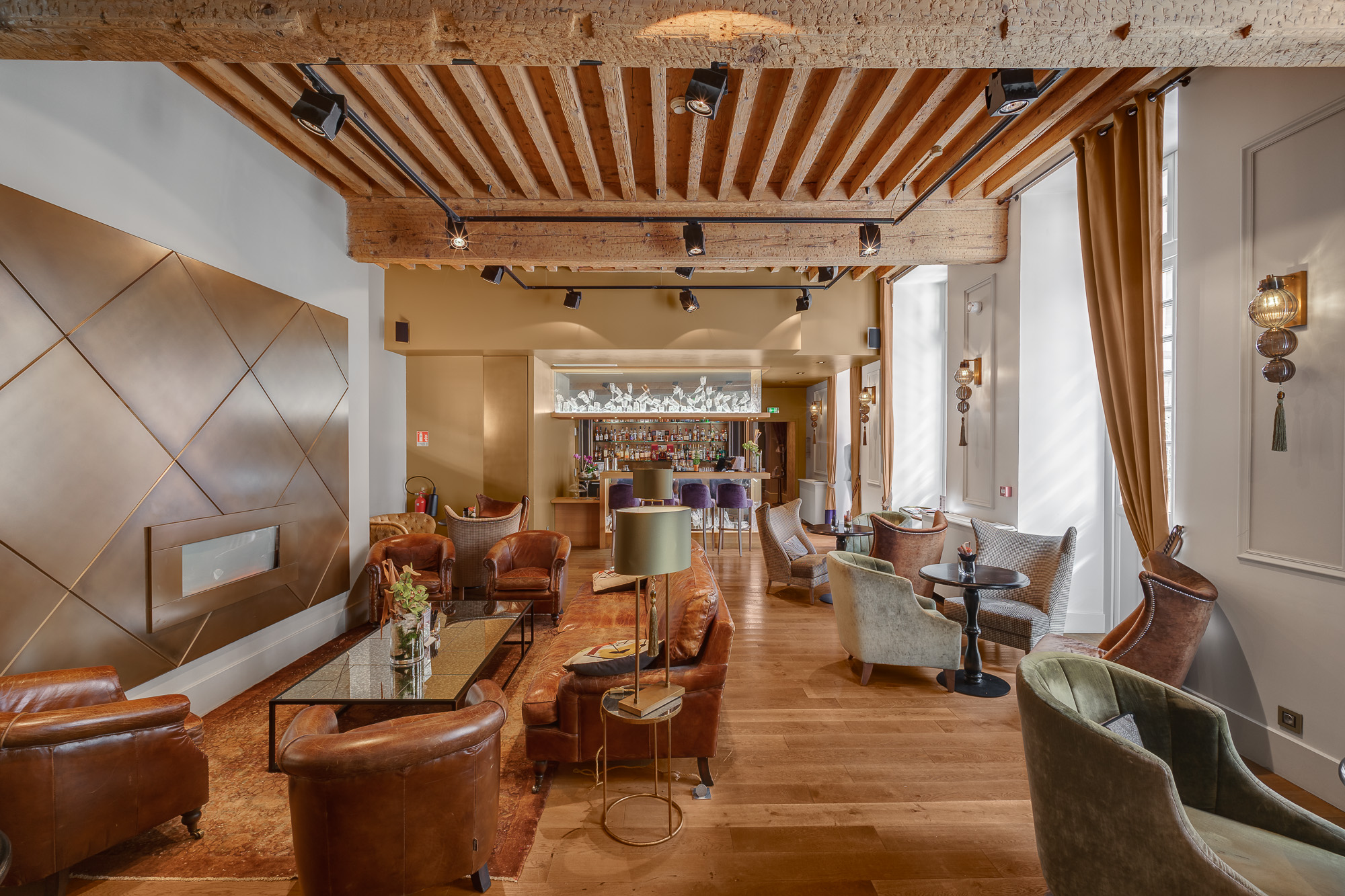 Bar lounge poutres apparentes et fauteuils cuir — La Cour des Consuls Hotel & Spa Toulouse