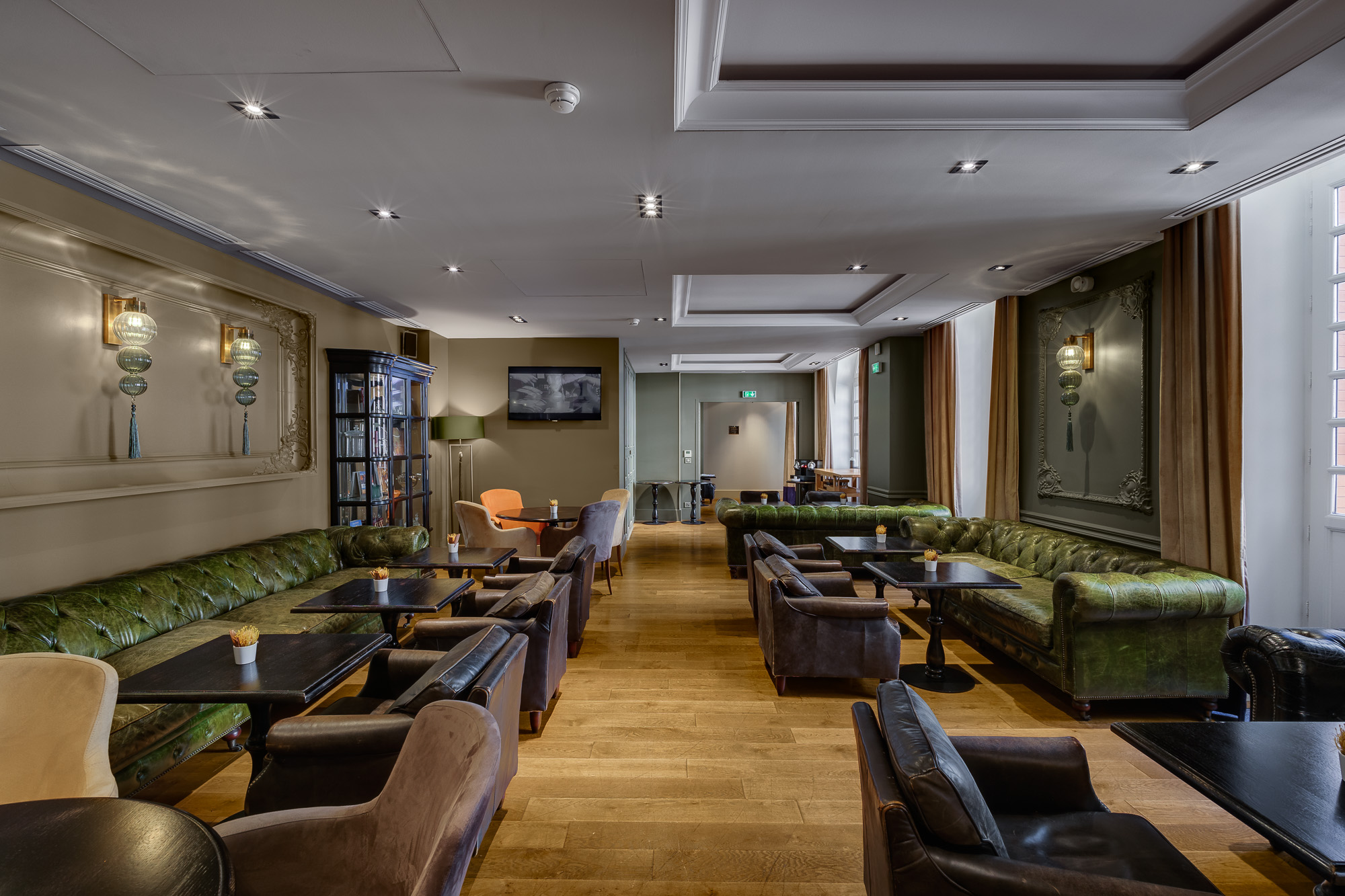 Salon bar chesterfield vert et banquettes — La Cour des Consuls Hotel & Spa Toulouse