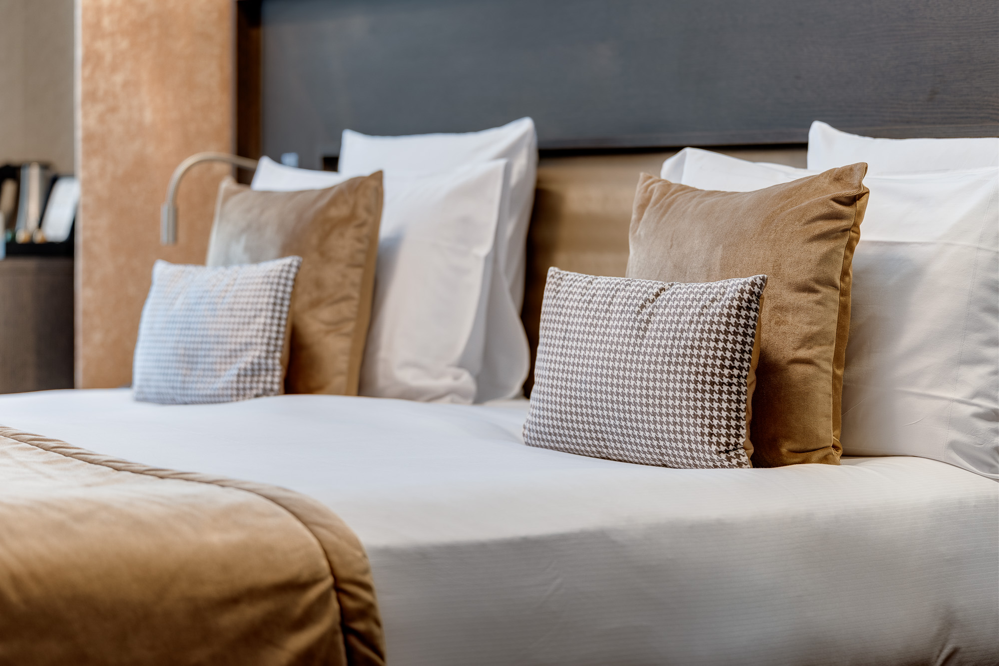 Détail literie et coussins velours houndstooth — chambre luxe La Cour des Consuls Toulouse