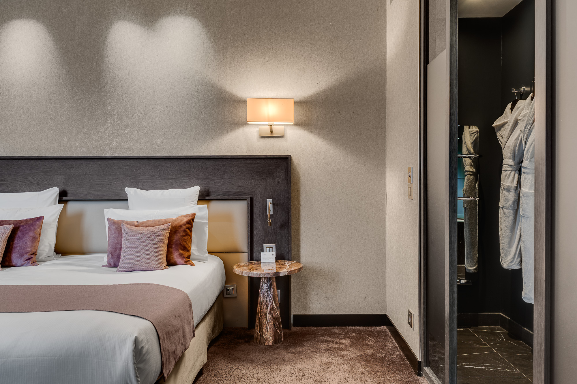Chambre avec dressing et peignoirs — suite La Cour des Consuls Hotel & Spa Toulouse