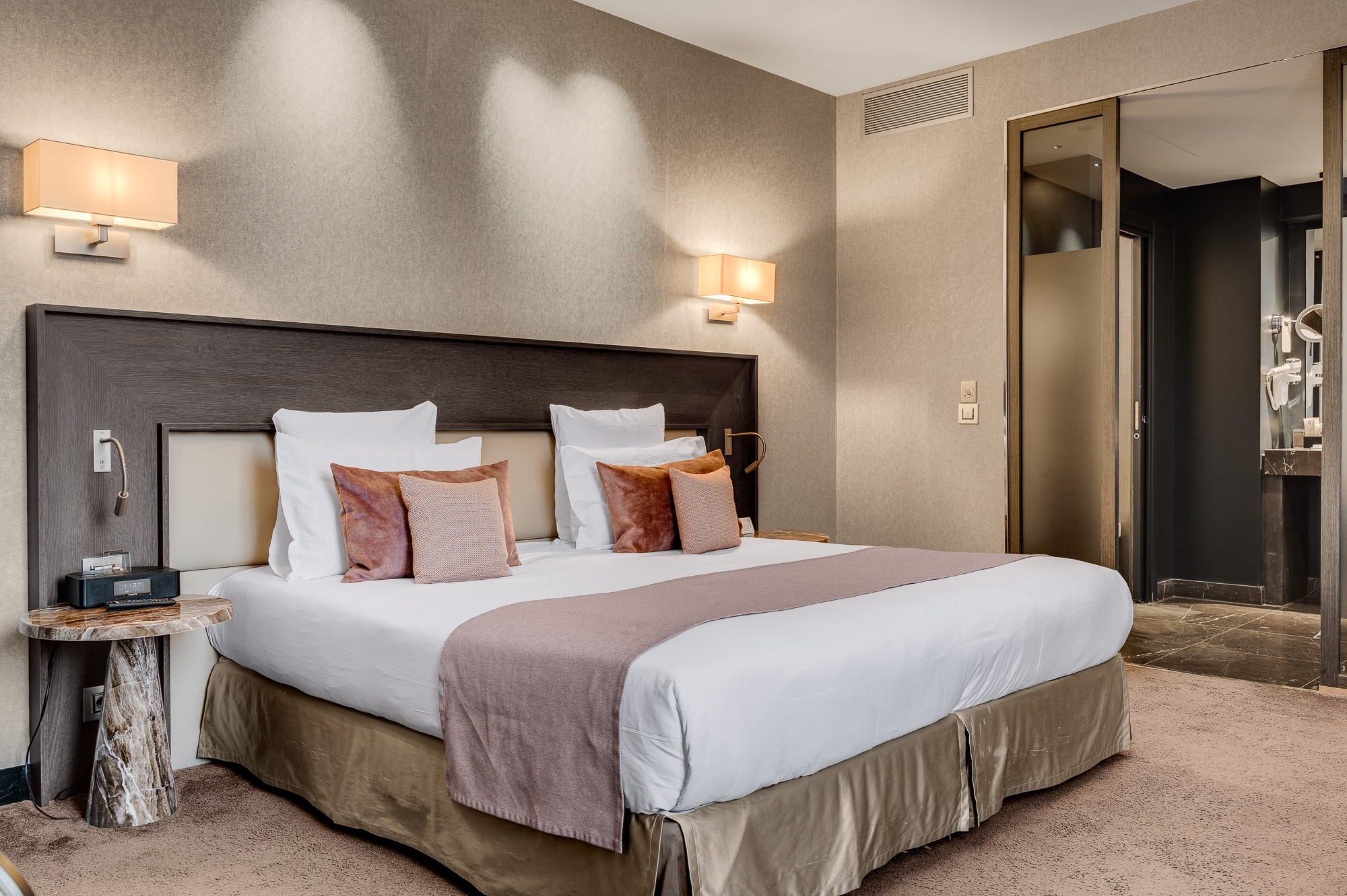 Chambre luxe avec salle de bain marbre en enfilade — La Cour des Consuls Toulouse