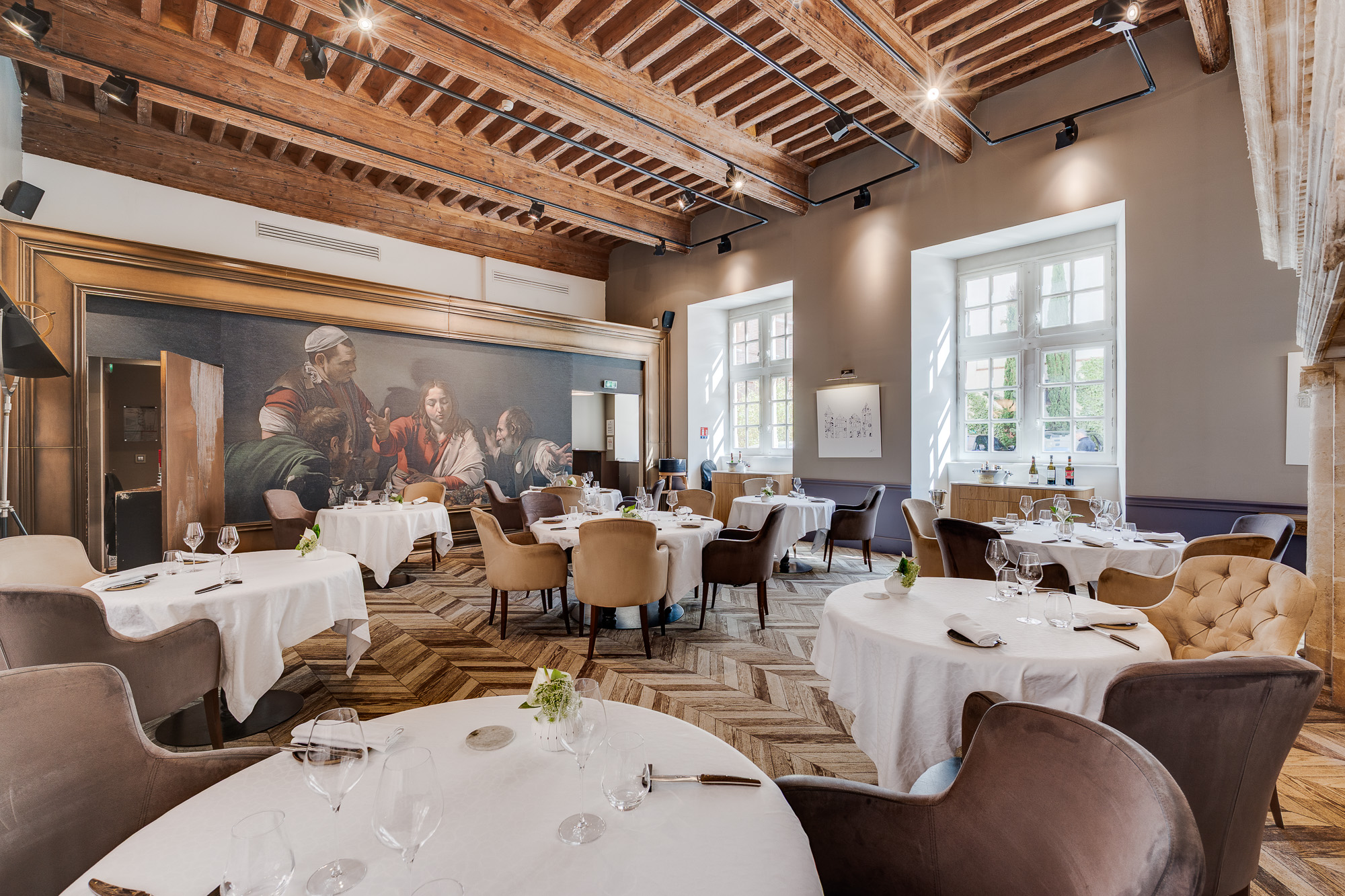 Restaurant gastronomique poutres apparentes et fresque — La Cour des Consuls Hotel & Spa