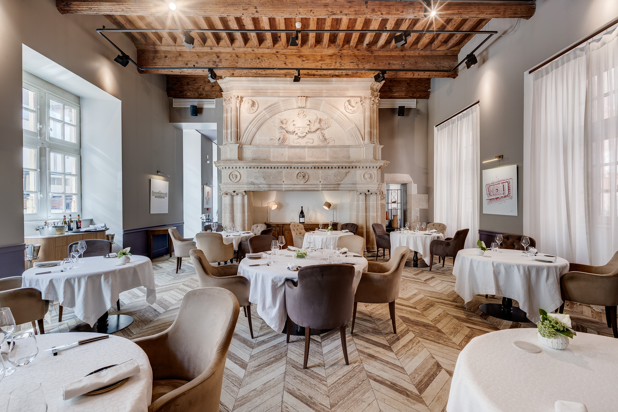 Salle à manger cheminée en pierre sculptée — restaurant La Cour des Consuls Toulouse