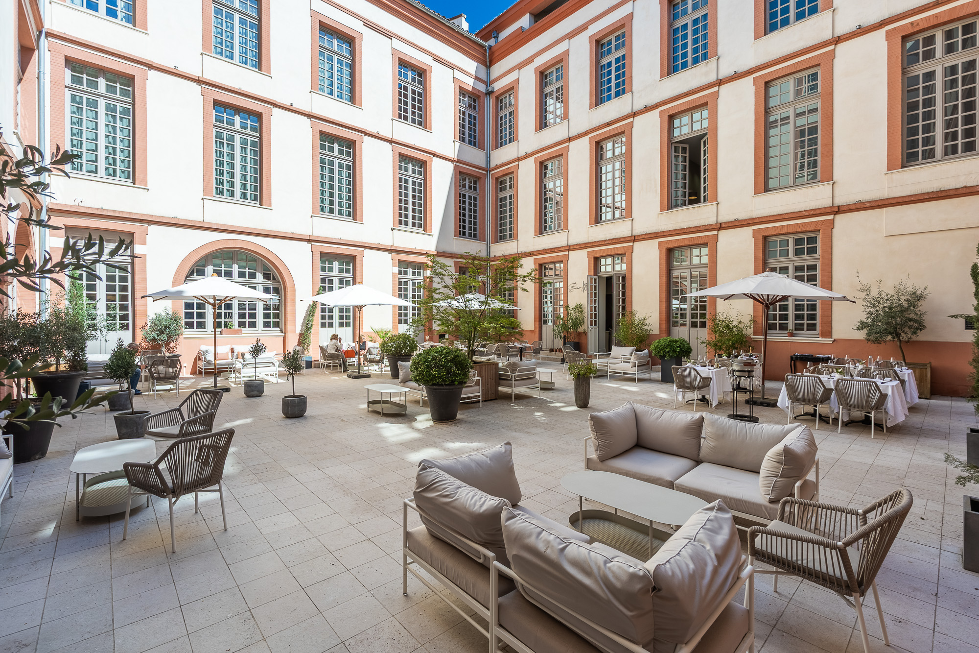 Cour intérieure historique avec terrasse — La Cour des Consuls Hotel & Spa Toulouse