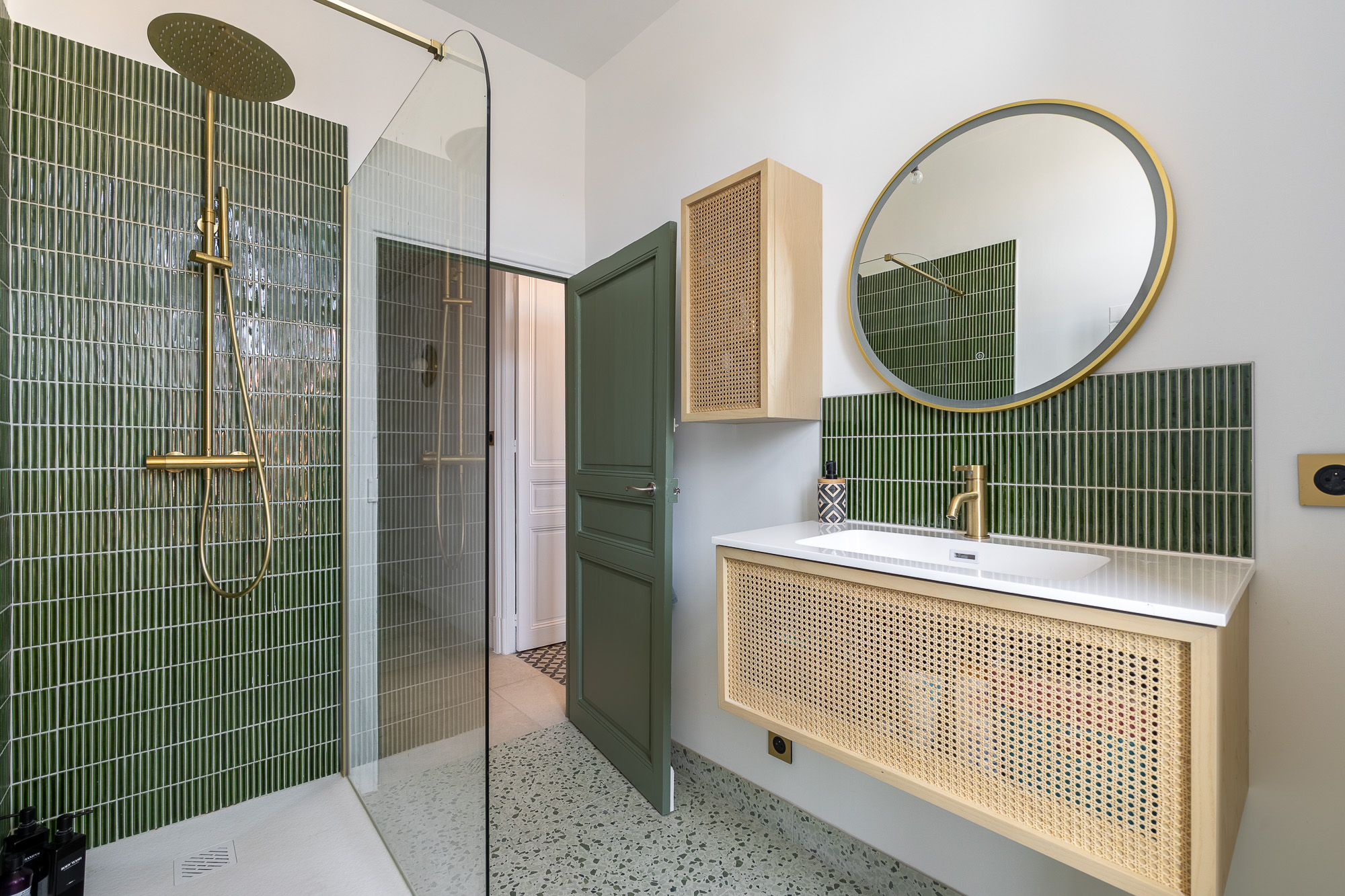 Salle de bain avec douche à l'italienne carrelage vert et robinetterie dorée — rénovation appartement Toulouse LM Déco architecte d'intérieur — reportage Pikimo