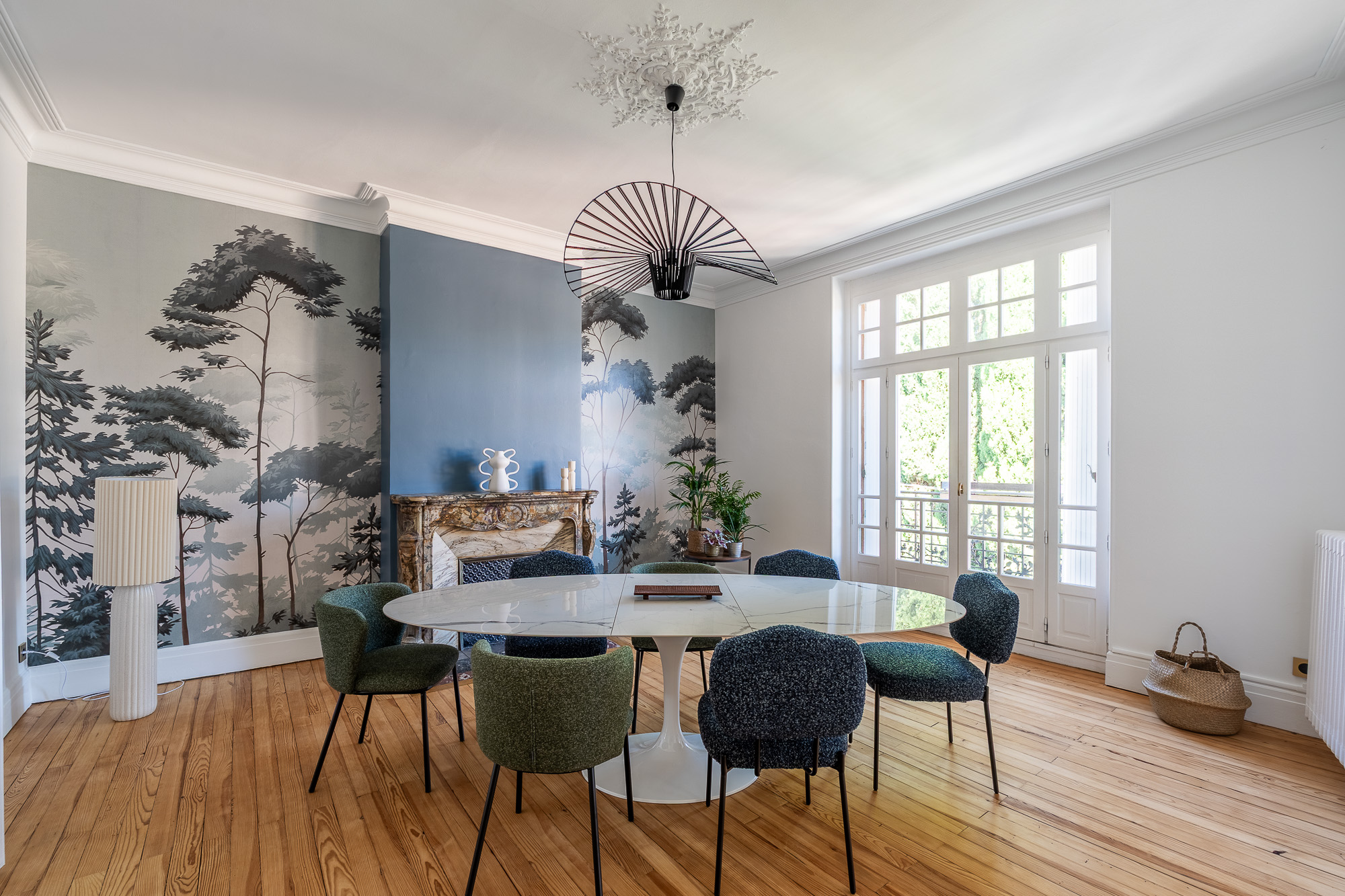Salle à manger avec papier peint panoramique forêt et table marbre Saarinen — rénovation appartement Toulouse LM Déco Marylène Laurent — reportage Pikimo