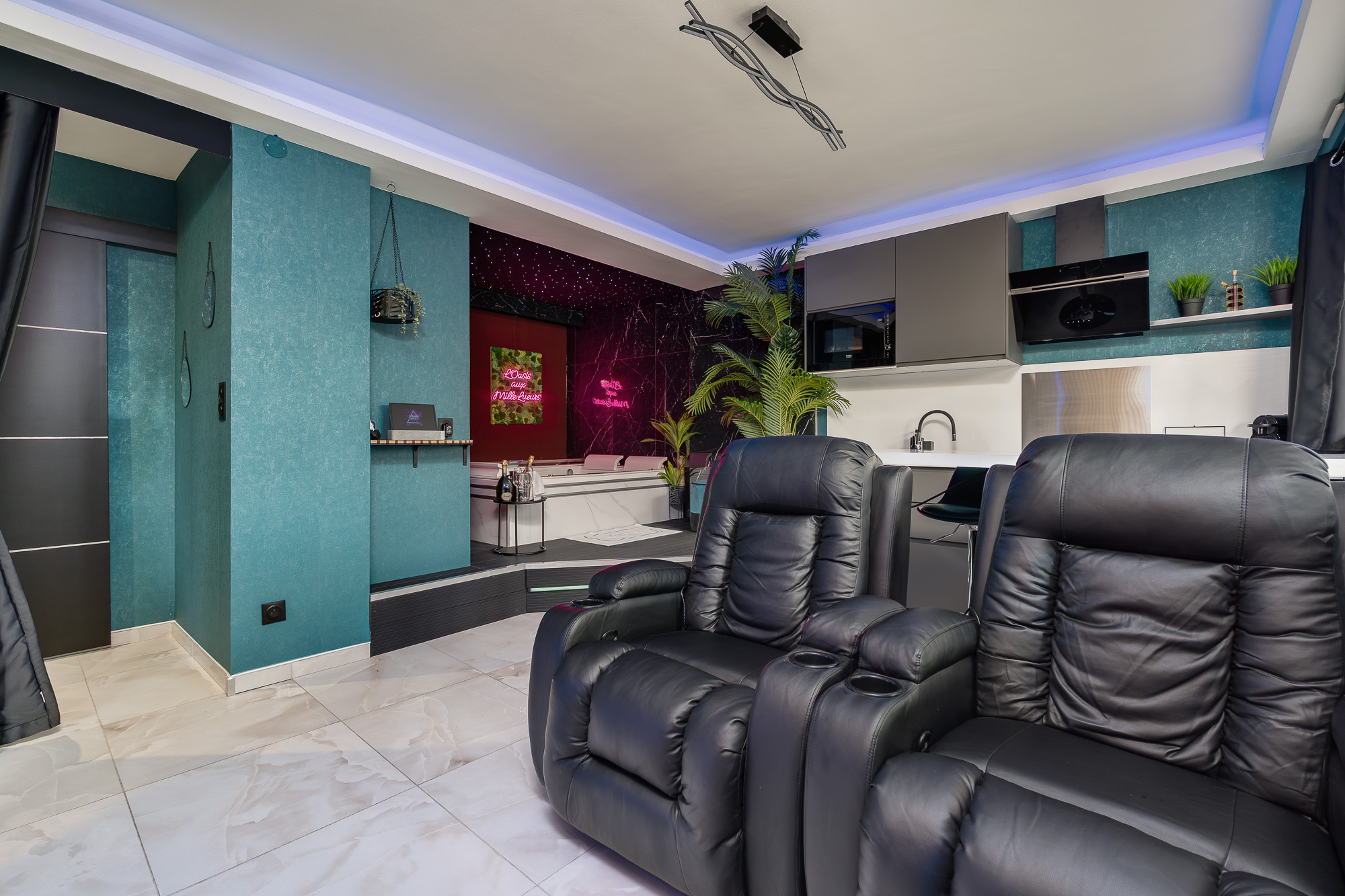 Séjour fauteuils relax vue jacuzzi et cuisine — L'Oasis aux Mille Lueurs Airbnb Toulouse