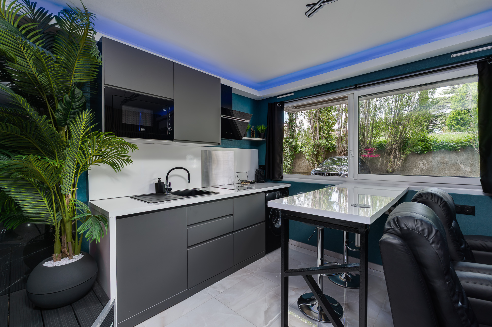 Cuisine équipée grise éclairage LED bleu — L'Oasis aux Mille Lueurs location Toulouse