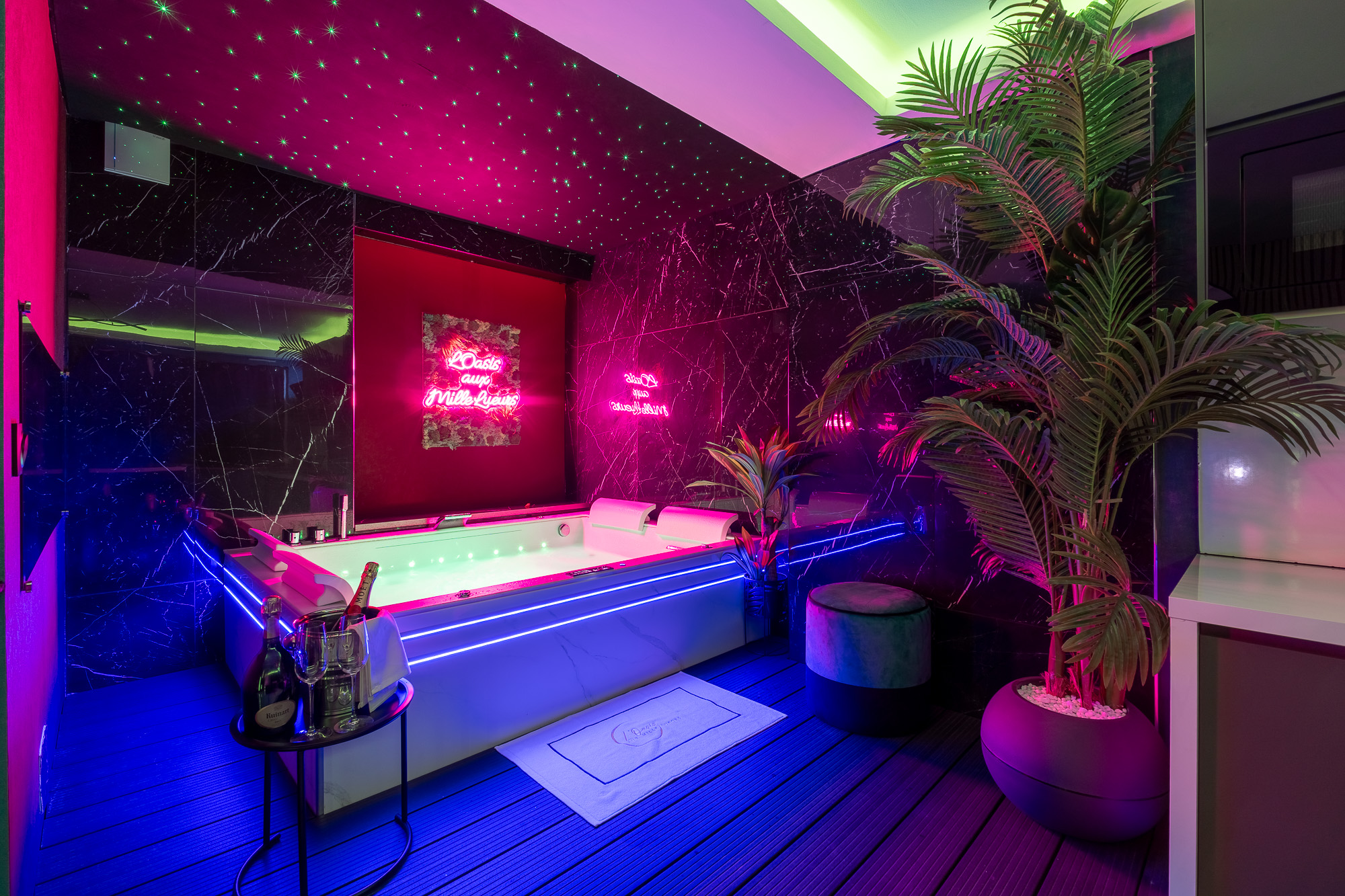Spa privatif plafond étoilé et palmier — L'Oasis aux Mille Lueurs love room Toulouse