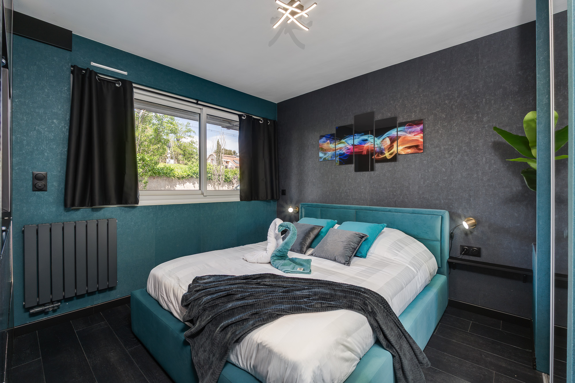 Chambre lit bleu canard et tableau coloré — L'Oasis aux Mille Lueurs Airbnb Toulouse