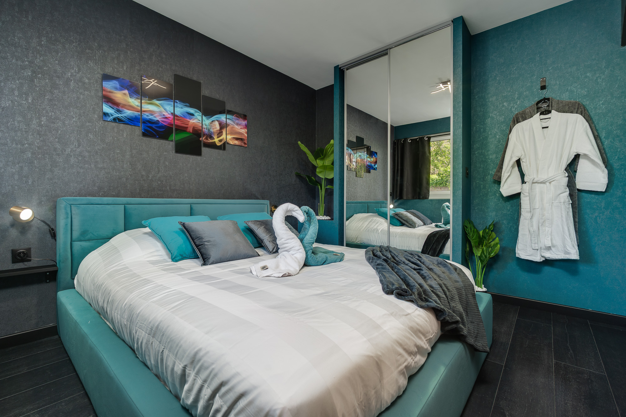 Chambre cygnes en serviettes et peignoirs — L'Oasis aux Mille Lueurs location Toulouse